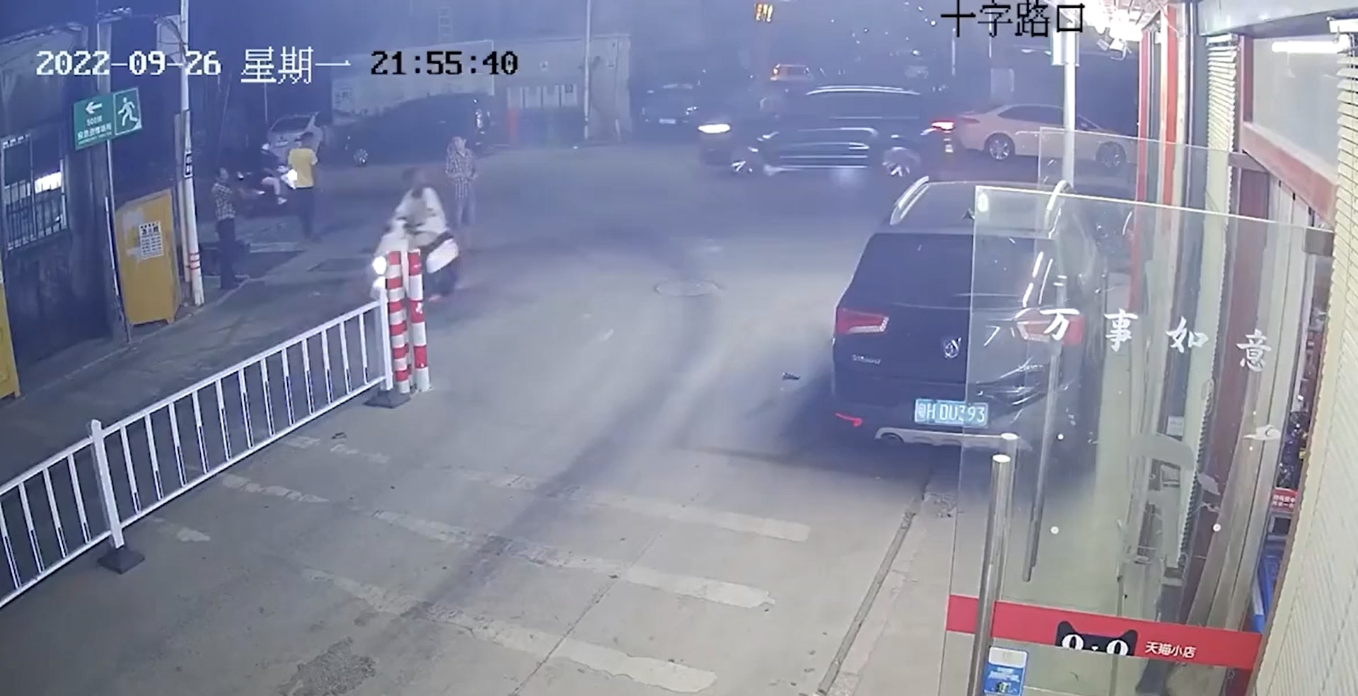 日前廣東汕頭的一輛電單車忽然在路邊自燃,嚇壞周遭目擊民眾,一名16歲女學生見狀趕緊向附近店家借滅火筒,向燃燒的電單車猛噴5分鐘後,成功將火勢撲滅。其英勇且淡定的救災過程被閉路電視錄下來,並且在網絡上曝光,引發大批網友的讚賞。(荔枝視頻截圖) 日前廣東汕頭的一輛電單車忽然在路邊自燃,嚇壞周遭目擊民眾,一名16歲女學生見狀趕緊向附近店家借滅火筒,向燃燒的電單車猛噴5分鐘後,成功將火勢撲滅。其英勇且淡定的救災過程被閉路電視錄下來,並且在網絡上曝光,引發大批網友的讚賞。(荔枝視頻截圖)