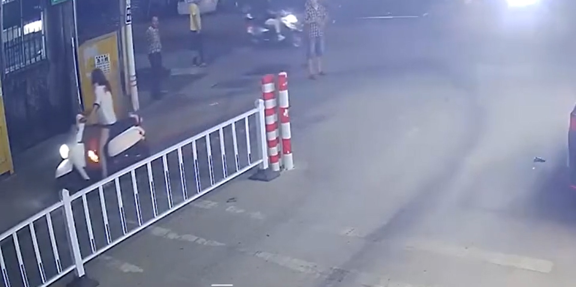 日前廣東汕頭的一輛電單車忽然在路邊自燃,嚇壞周遭目擊民眾,一名16歲女學生見狀趕緊向附近店家借滅火筒,向燃燒的電單車猛噴5分鐘後,成功將火勢撲滅。其英勇且淡定的救災過程被閉路電視錄下來,並且在網絡上曝光,引發大批網友的讚賞。(荔枝視頻截圖) 日前廣東汕頭的一輛電單車忽然在路邊自燃,嚇壞周遭目擊民眾,一名16歲女學生見狀趕緊向附近店家借滅火筒,向燃燒的電單車猛噴5分鐘後,成功將火勢撲滅。其英勇且淡定的救災過程被閉路電視錄下來,並且在網絡上曝光,引發大批網友的讚賞。(荔枝視頻截圖)