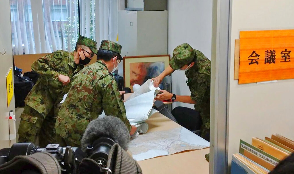 2022年10月4日，日本北部札幌市北海道政府辦公室會議室收到朝鮮導彈發射的報告後，日本自衛隊成員在工作，氣氛緊張。朝鮮當天發射一枚中遠程彈道導彈，為五年來首次飛越日本上空，這迫使日本發布疏散通知並暫停火車行駛，有分認為這是朝鮮為打擊韓國進行武器試驗而升級警告。（AP）