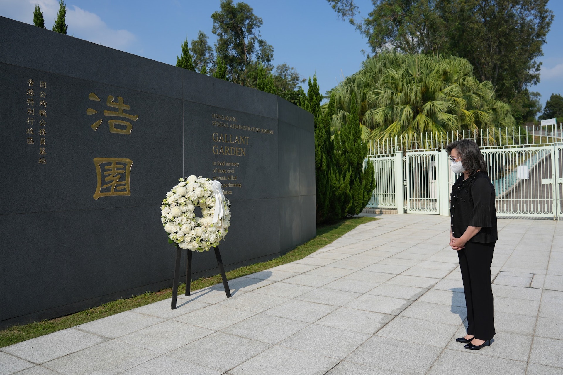 楊何蓓茵在重陽節前夕,到浩園悼念因公殉職的公務員。(楊何蓓茵FB圖片) 楊何蓓茵在重陽節前夕,到浩園悼念因公殉職的公務員。(楊何蓓茵FB圖片)