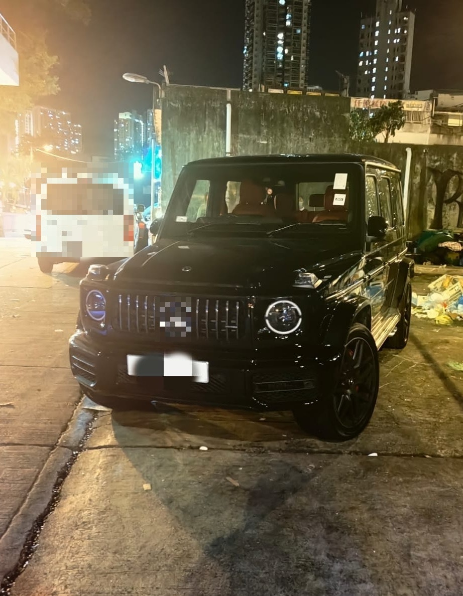 東九龍總區交通部人員10月3日在區內進行代號「追捕者」（QUICKCHASER）的打擊酒後駕駛行動，截獲一輛平治四驅車，揭發一宗酒駕頂包案，司機及車上3人涉案被捕。（警方提供）