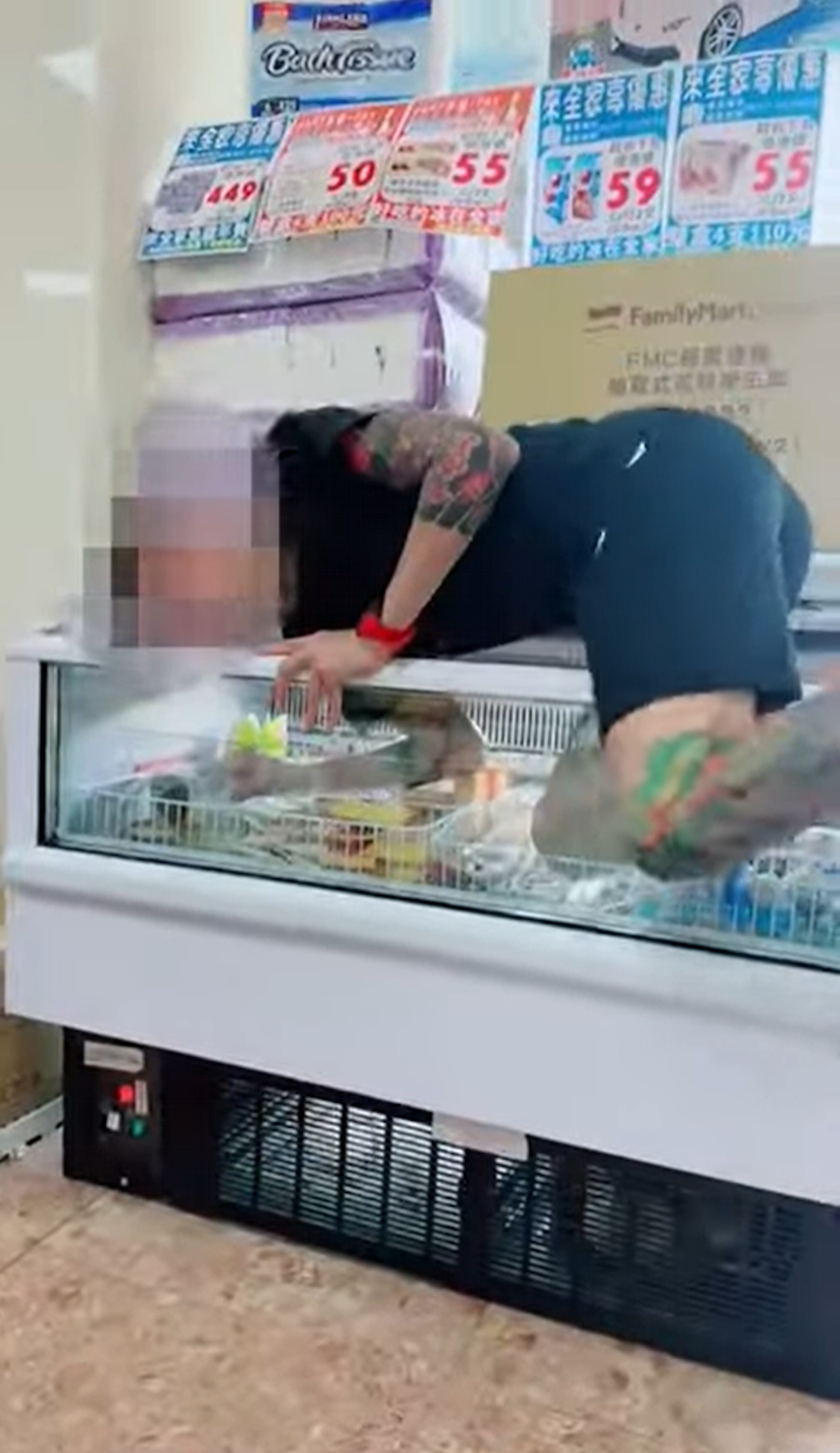 台中一男子為了在網絡上爆紅,竟到便利店內躺進雪櫃拍片,導致所有產品報銷。(圖/翻攝自抖音) 台中一男子為了在網絡上爆紅,竟到便利店內躺進雪櫃拍片,導致所有產品報銷。(圖/翻攝自抖音)