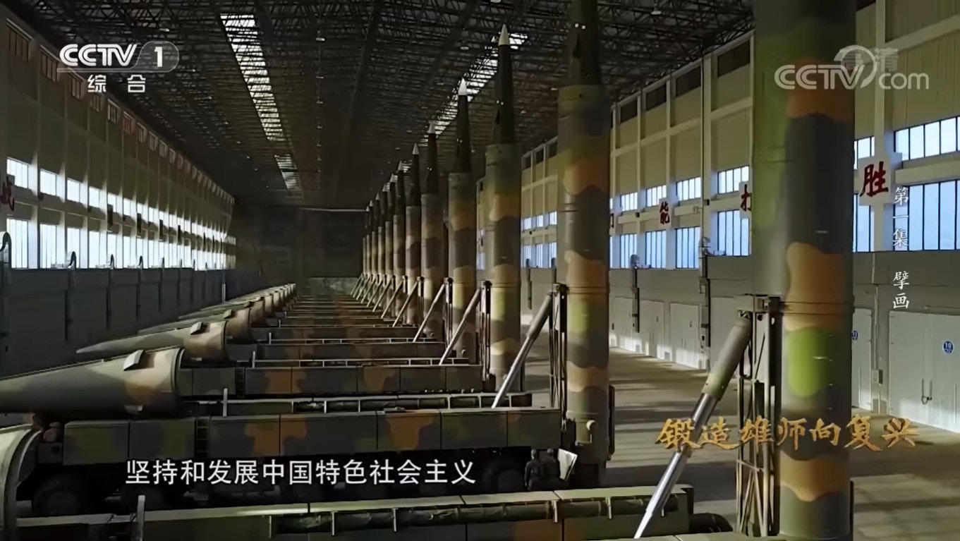 紀錄片展出了多種射程、多個型號的東風導彈起豎與發射的畫面，包括東風-21、東風-26等。（影片截圖）