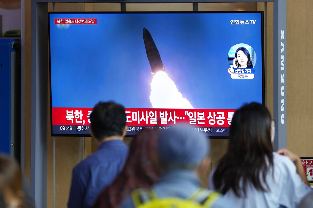 朝鮮於10月4日發射一枚中距離彈道飛彈，飛越日本上空後墜入太平洋。（AP）