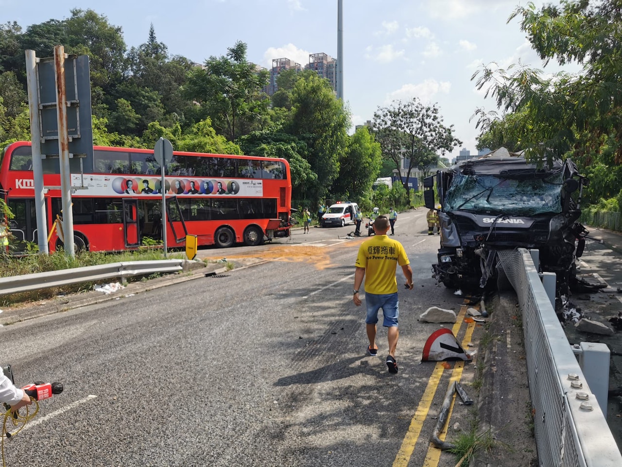 屯門公路發生交通意外。今日(5日)下午1時12分,一輛泥頭車及一輛巴士沿屯門公路往屯門方向行駛,駛至藍地迴旋處對開,兩車發生相撞。(讀者提供) 屯門公路發生交通意外。今日(5日)下午1時12分,一輛泥頭車及一輛巴士沿屯門公路往屯門方向行駛,駛至藍地迴旋處對開,兩車發生相撞。(讀者提供)