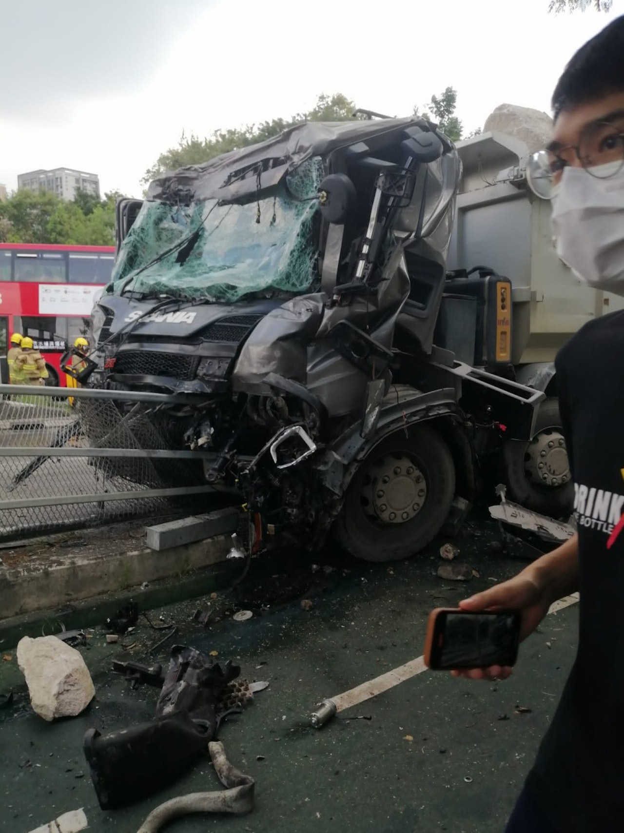 泥頭車撞至石壆位置,車頭嚴重凹陷。(讀者伍先生提供) 泥頭車撞至石壆位置,車頭嚴重凹陷。(讀者伍先生提供)