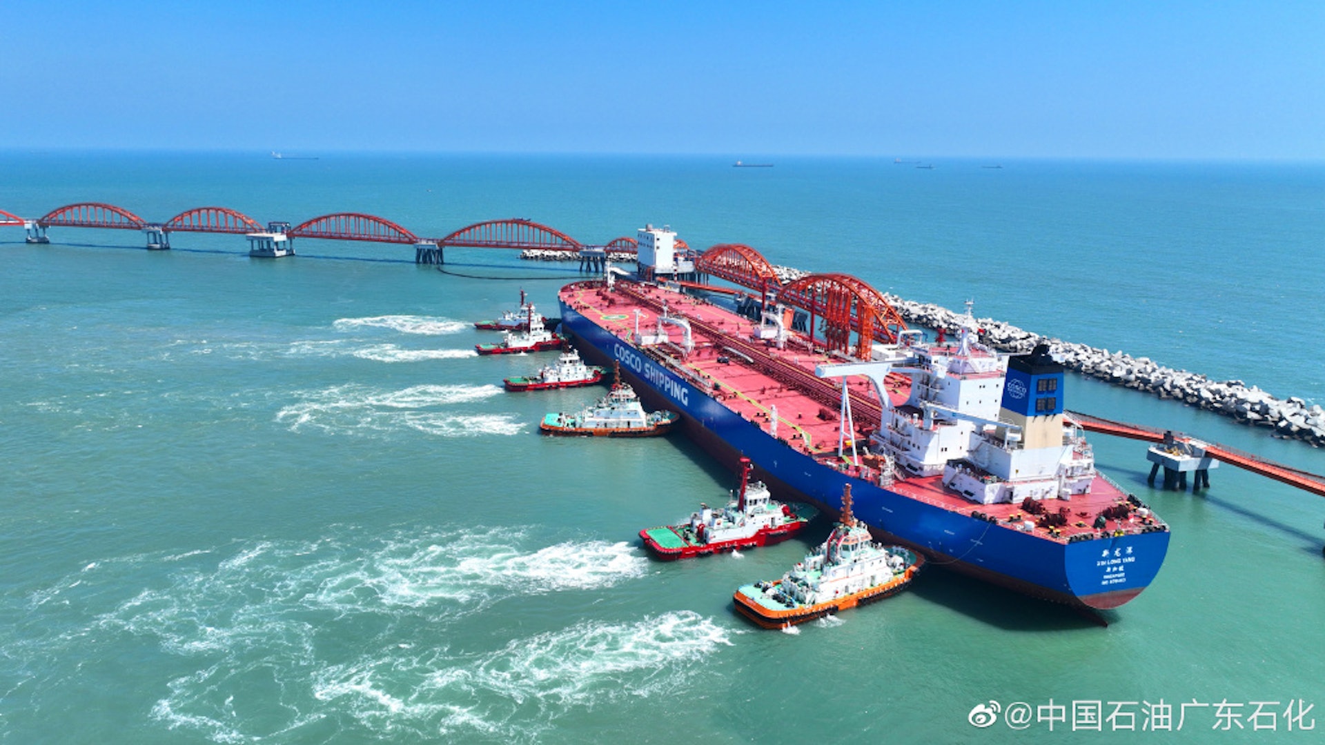 首艘30萬噸級油輪抵達廣東原油碼頭,將帶動粵東地區石化產業鏈。(微博) 首艘30萬噸級油輪抵達廣東原油碼頭,將帶動粵東地區石化產業鏈。(微博)