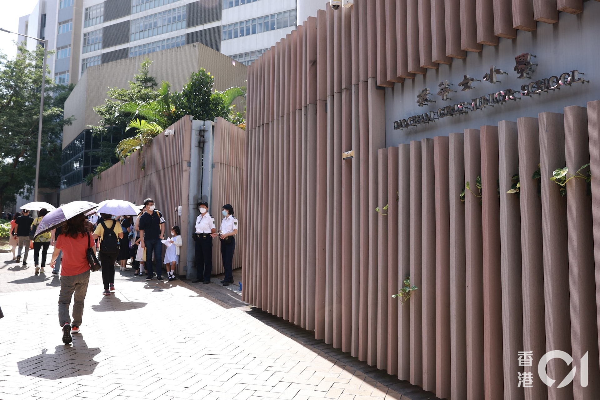 拔萃女小學今早舉行第一輪面試。(黃寶瑩攝) 拔萃女小學今早舉行第一輪面試。(黃寶瑩攝)