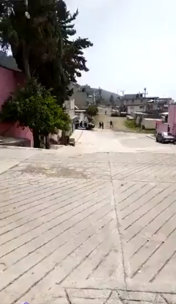墨西哥西南部小鎮於當地時間5日下午發生一起大規模槍擊案，槍手衝進當地的市政廳掃射，包含市長阿爾梅達（Conrado Mendoza Almeda）在內，造成至少18人死亡。網上流出影像可見大樓滿佈彈孔。（Twitter@ChaudharyParvez）