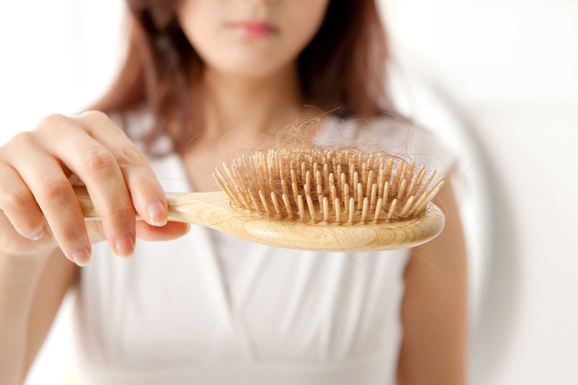 過度燙染頭髮、使用不適當的護髮產品、經常捱夜等都是常見的脫髮病因。（圖片：視覺中國）