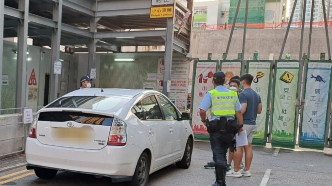 打擊白牌車│警扮乘客放蛇網上租車 5客貨車及私家車司機被捕 打擊白牌車│警扮乘客放蛇網上租車 5客貨車及私家車司機被捕