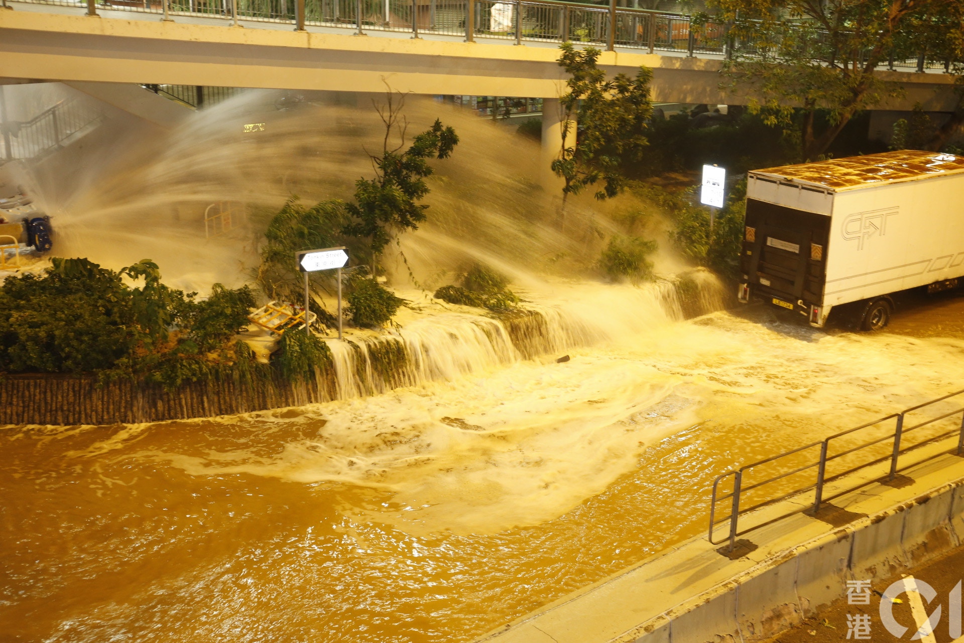 Cheung Sha Wan burst water pipe sprays 5meterhigh water column along