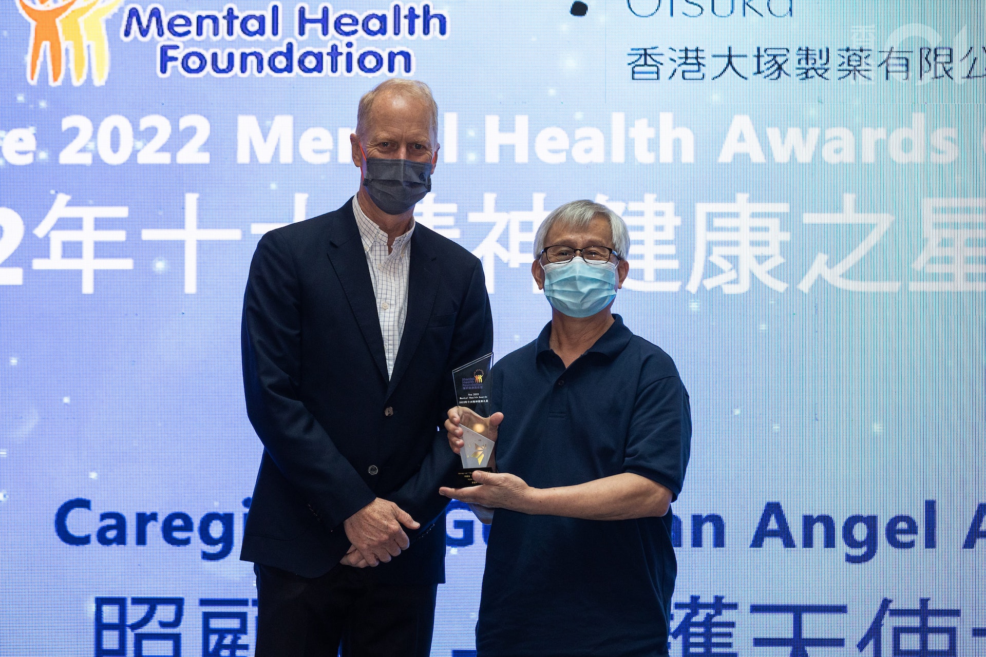 潘超南(亞南)與患有抑鬱症、躁鬱症及精神分裂症的太太相伴22載.不離不棄,今日(9日)在首屆「2022十大精神健康之星」中,成為三位獲嘉許的照顧者之一。(蘇煒然攝) 潘超南(亞南)與患有抑鬱症、躁鬱症及精神分裂症的太太相伴22載.不離不棄,今日(9日)在首屆「2022十大精神健康之星」中,成為三位獲嘉許的照顧者之一。(蘇煒然攝)