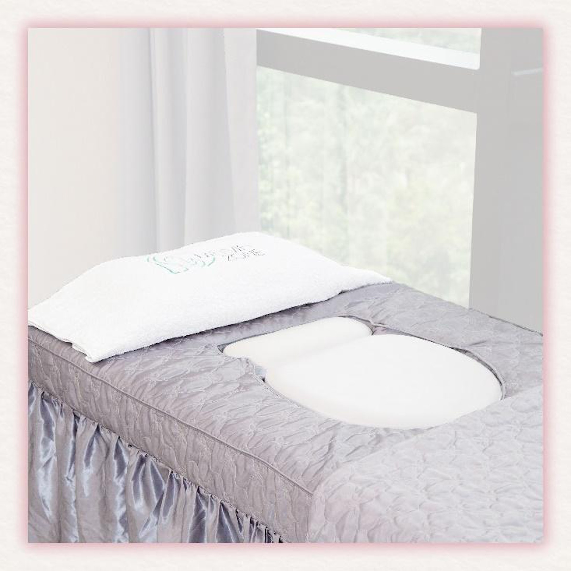 Mama Zone配備的孕婦專用按摩床，床身預留胸部及腹部位置，讓孕媽媽能夠安心舒適俯臥，好好享受按摩的舒適。（圖片：Mama Zone）
