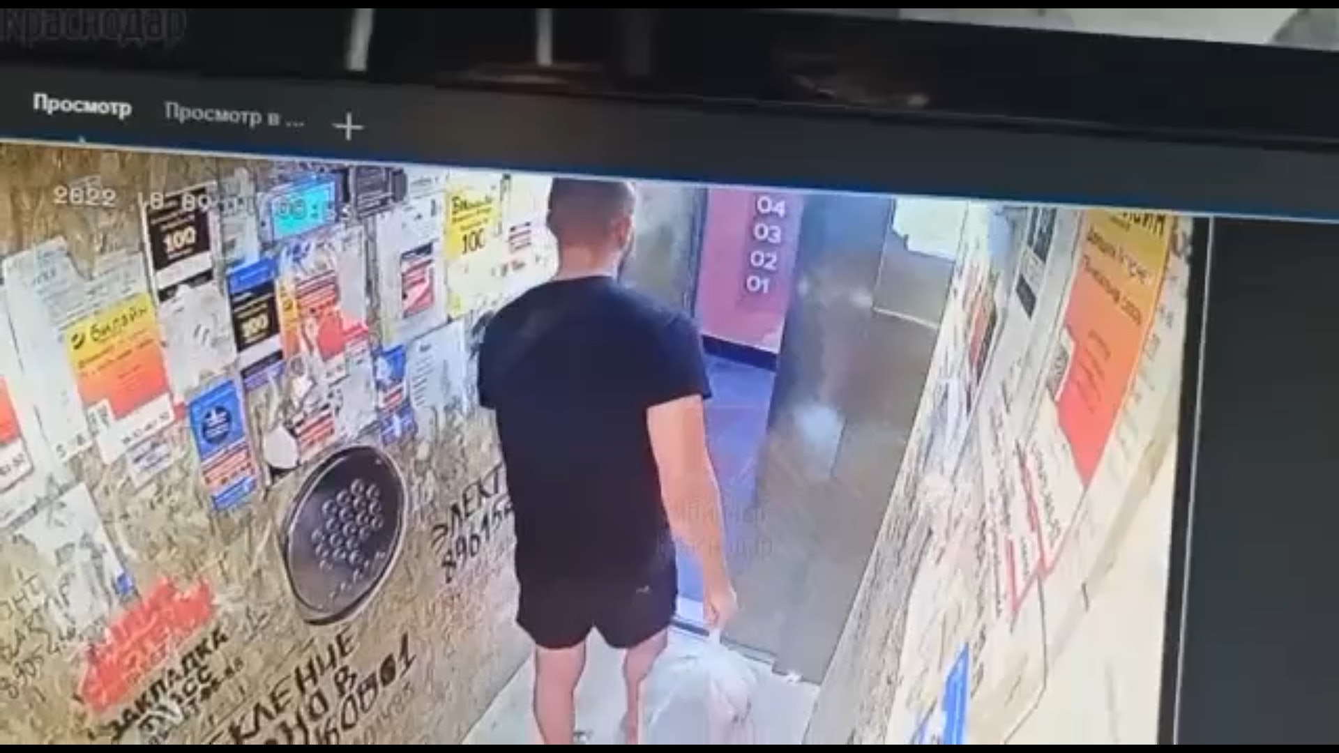 俄羅斯克拉斯諾達爾(Krasnodar)發生驚魂事件,一名男子正要踏入電梯時,車廂竟突然急速上升。
他被卡在縫隙處,幸好急中生智,整個人往後縮、跳出電梯,只差1秒鐘,頭部就會被夾斷,而上述過程都被監視器捕捉下來。(Telegram影片截圖) 俄羅斯克拉斯諾達爾(Krasnodar)發生驚魂事件,一名男子正要踏入電梯時,車廂竟突然急速上升。
他被卡在縫隙處,幸好急中生智,整個人往後縮、跳出電梯,只差1秒鐘,頭部就會被夾斷,而上述過程都被監視器捕捉下來。(Telegram影片截圖)