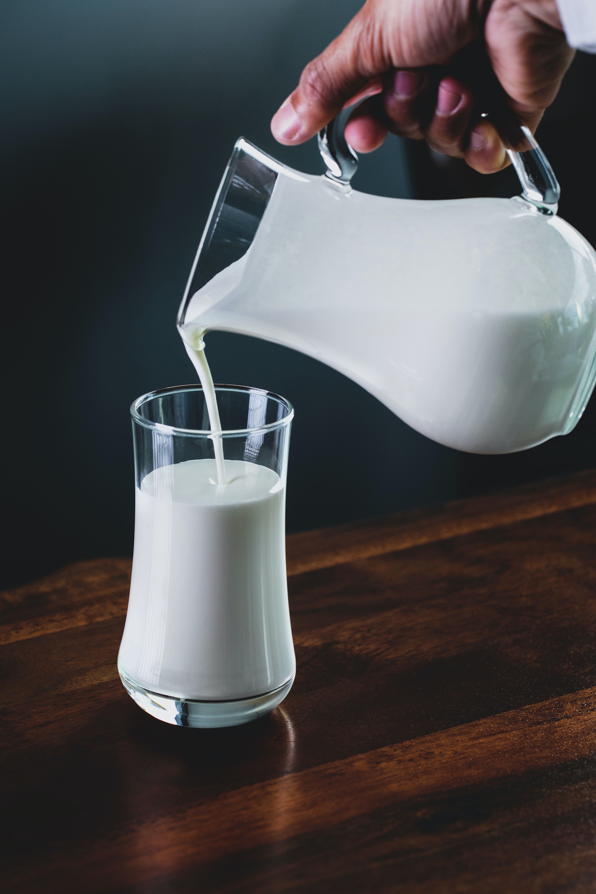 醫生問診後估計，小剛因每天喝牛奶的習慣導致患上肝癌。（eiliv aceron／unsplash.com）