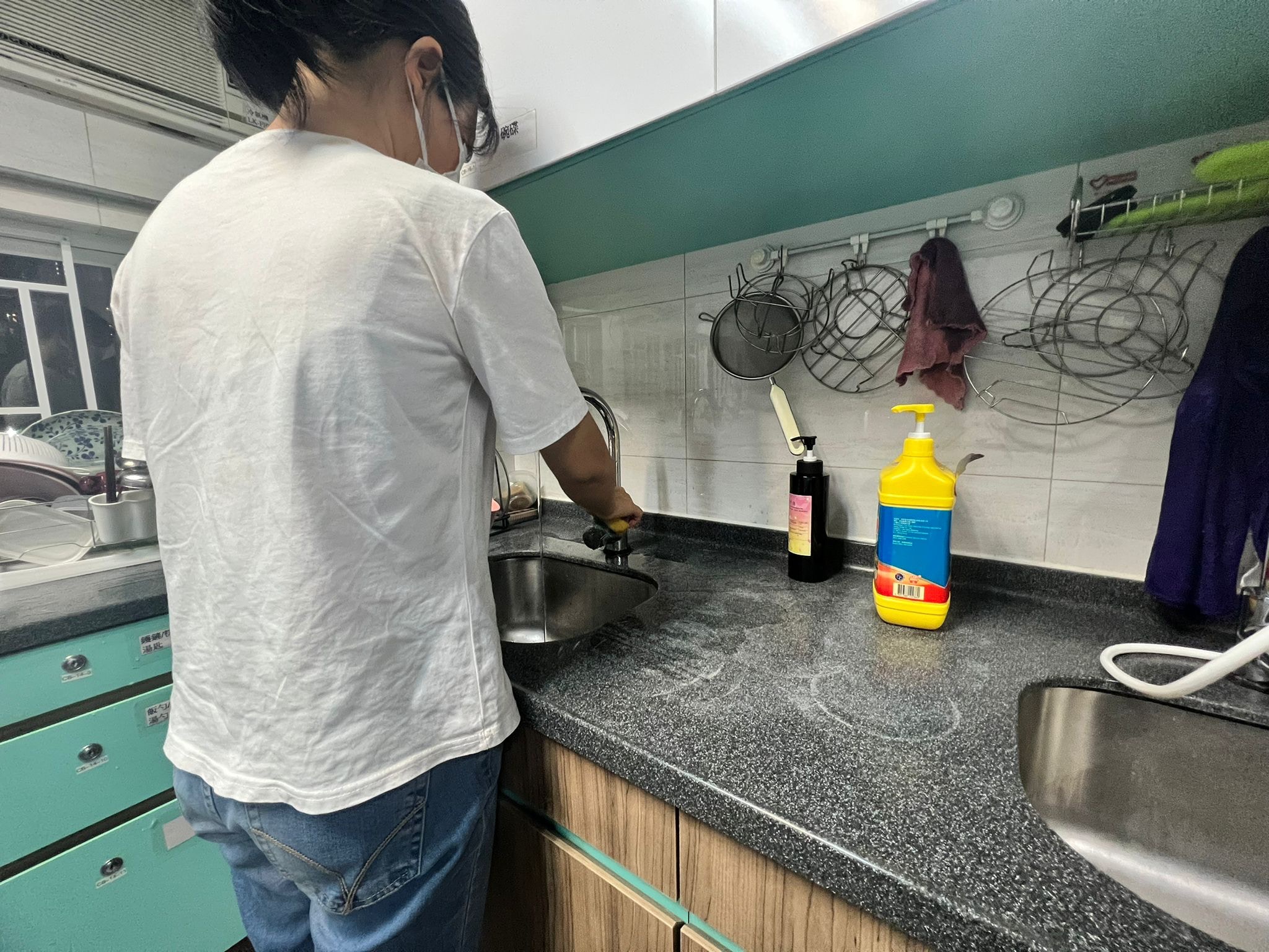 劉小姐原任職醫院助理工，第五波疫情拆散整頭家，丈夫二月底染疫後數日內病逝，家公長住醫院，她不得不辭職照顧家庭。(受訪者提供圖片)