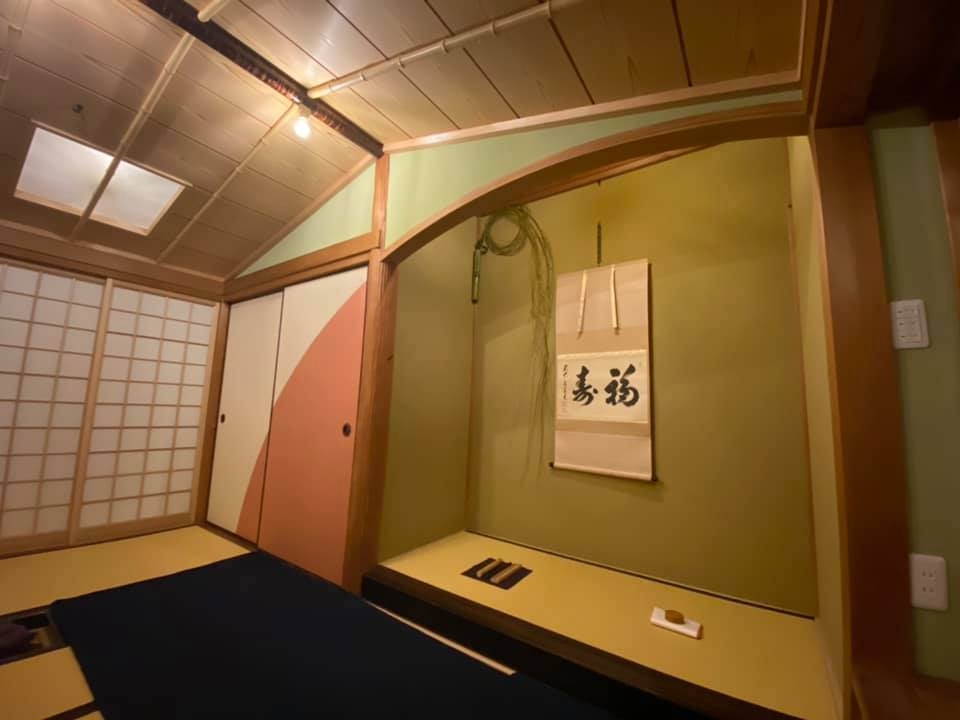 日本冈山县青年旅馆「凸屋」因美食及露营活动大受欢迎。（官方Facebook）