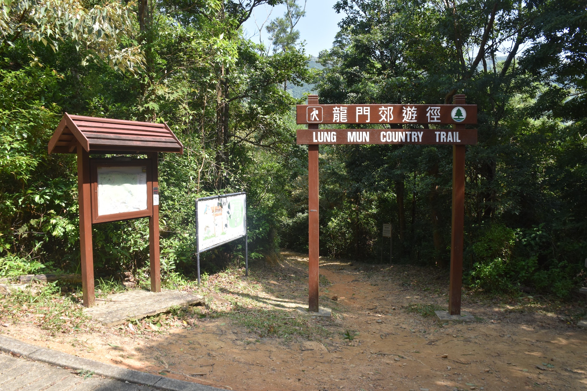 警方接獲一名女子報案,指其女兒在荃灣龍門郊遊徑行山時失足跌落山坡。