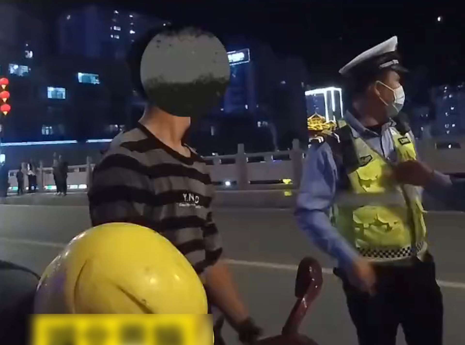 鐵騎士承認自己有喝酒,但堅稱自己全程都是推車。(微博影片截圖) 鐵騎士承認自己有喝酒,但堅稱自己全程都是推車。(微博影片截圖)
