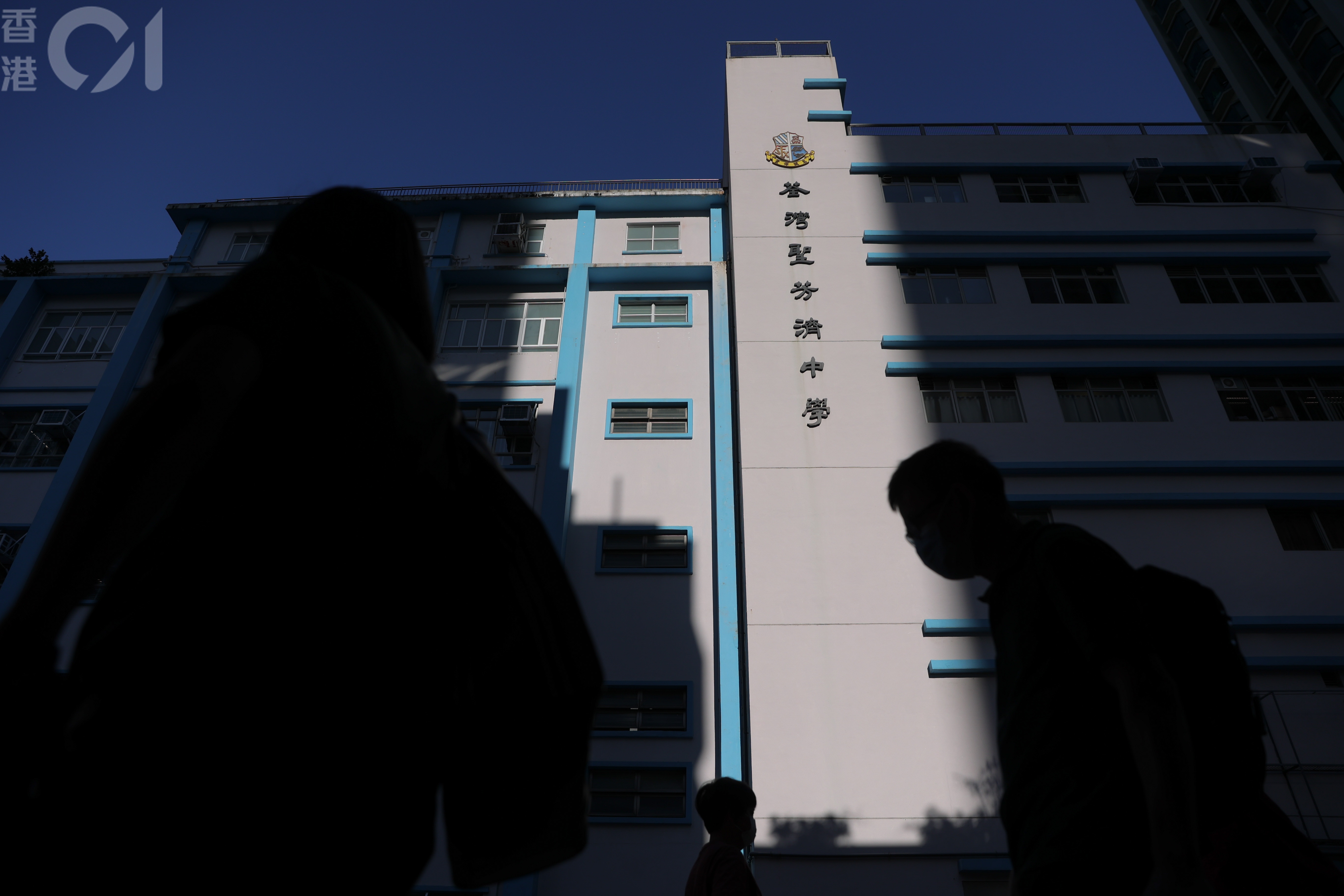 10月12日為荃灣聖芳濟中學14名學生被指觸犯校規受罰後首次舉行升旗禮早會。（夏家朗攝）