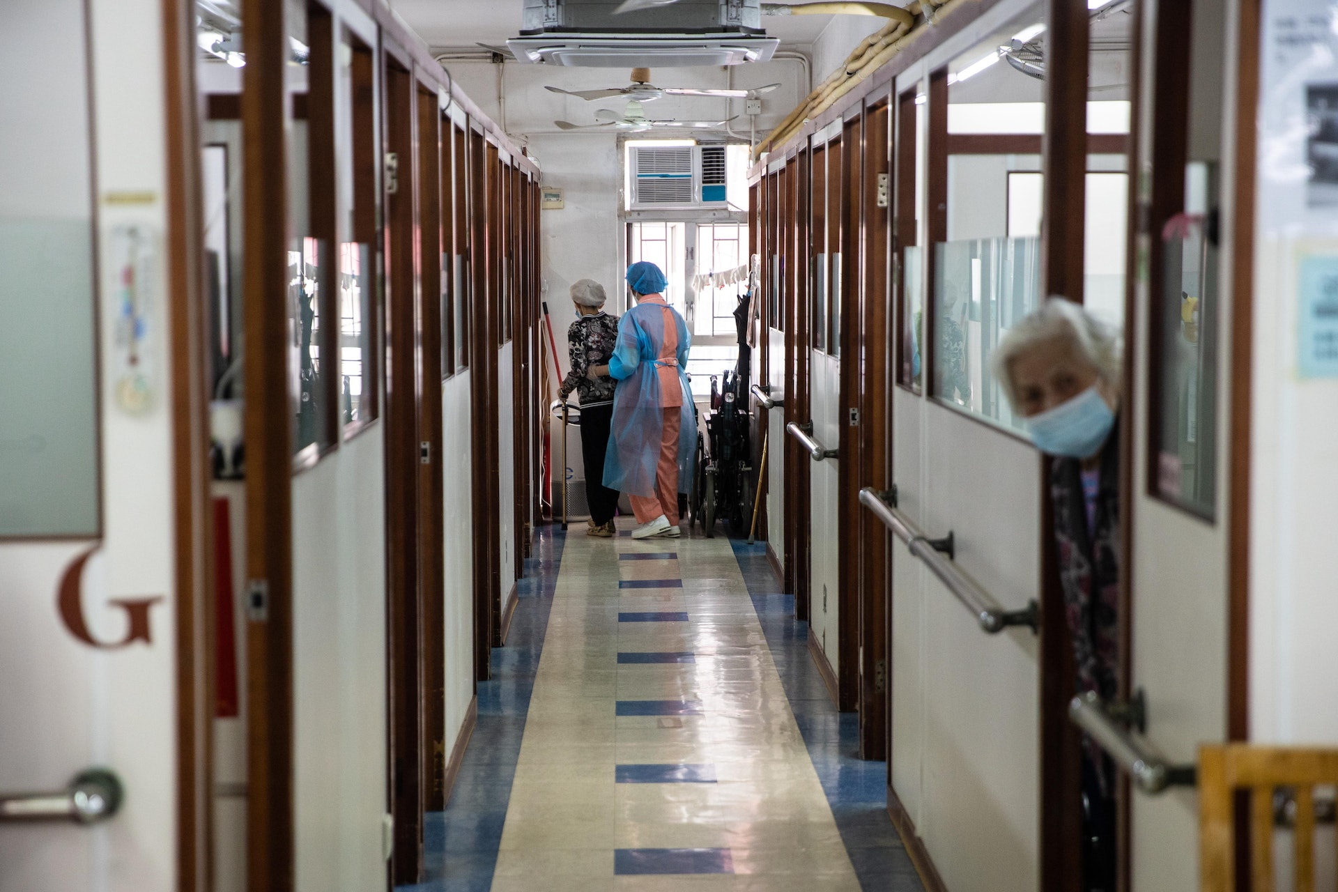 安老院舍缺護理員,目前行內很多空缺均由外勞填補。(資料圖片) 安老院舍缺護理員,目前行內很多空缺均由外勞填補。(資料圖片)