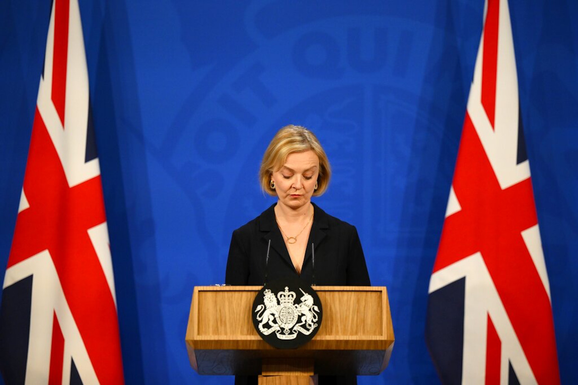 英國首相卓慧思2022年10月14日在首相府簡報室出席新聞發布會,就迷你預算部份引的混亂發表講話,以及介紹新上任的財相侯俊偉。他將發布英國的中期財政報告。(AP) 英國首相卓慧思2022年10月14日在首相府簡報室出席新聞發布會,就迷你預算部份引的混亂發表講話,以及介紹新上任的財相侯俊偉。他將發布英國的中期財政報告。(AP)