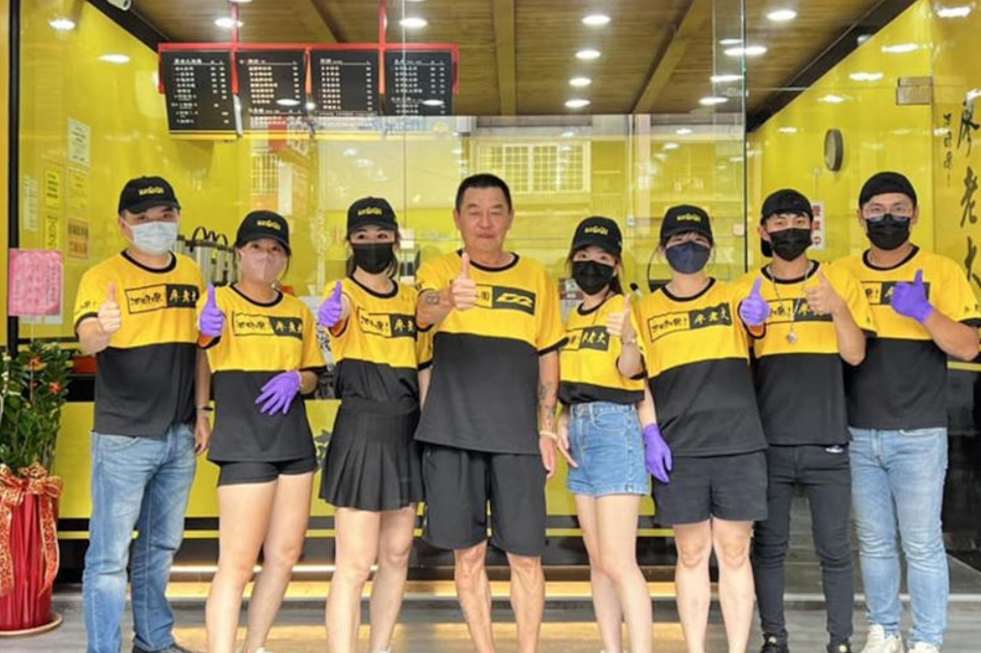 台灣賽車教父廖老大創立的「阿娘喂!廖老大連鎖茶坊」飲料店以美女店員及常惹爭議聞名。(阿娘喂廖老大茶坊連鎖Facebook) 台灣賽車教父廖老大創立的「阿娘喂!廖老大連鎖茶坊」飲料店以美女店員及常惹爭議聞名。(阿娘喂廖老大茶坊連鎖Facebook)