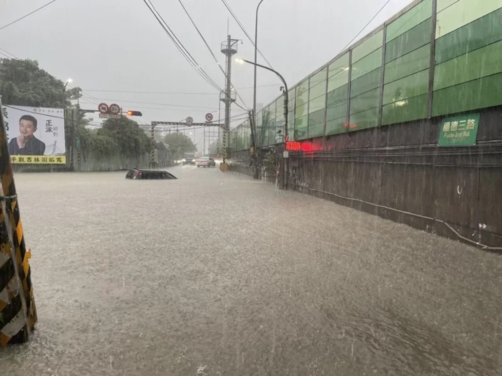 私家車被水淹浸。(聯合報) 私家車被水淹浸。(聯合報)