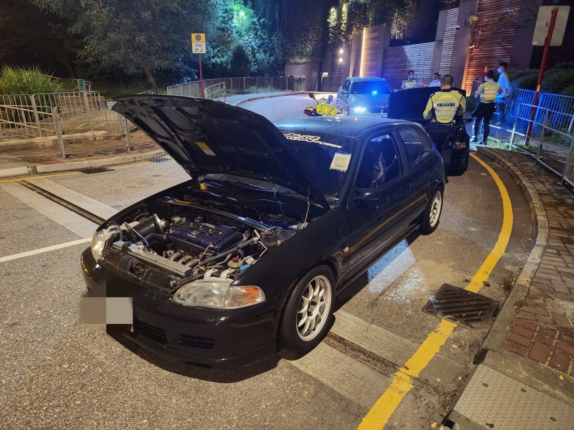 西貢公路兩車高速穿插爬頭2司機涉 非法賽車 被捕 西貢公路兩車高速穿插爬頭2司機涉 非法賽車 被捕