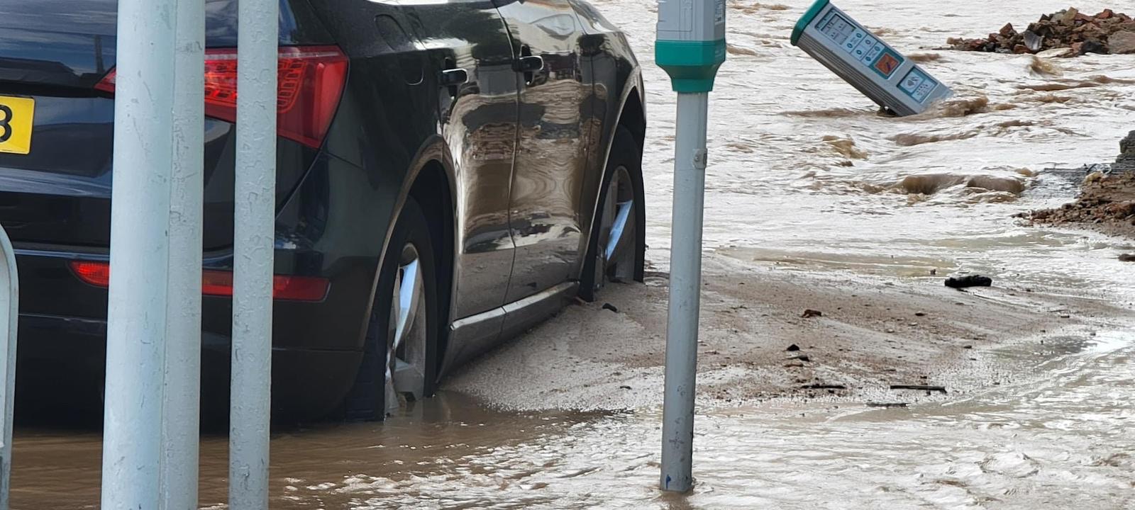 Kowloon City underground saltwater pipe burst, road dented, parking ...