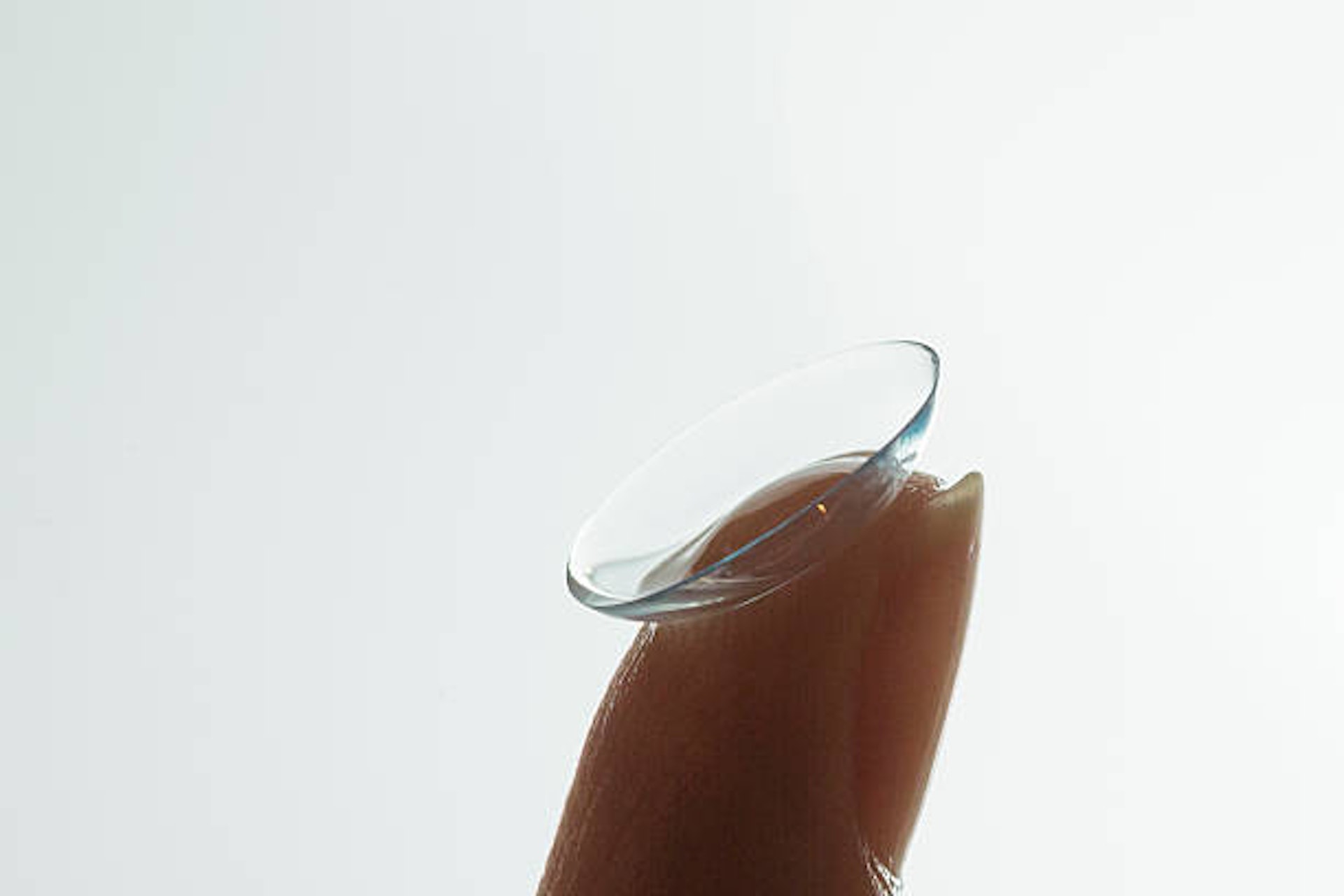 英國女生長期戴隱形眼鏡洗澡,導致眼睛受感染慘被摘除眼球。(gettyimages)