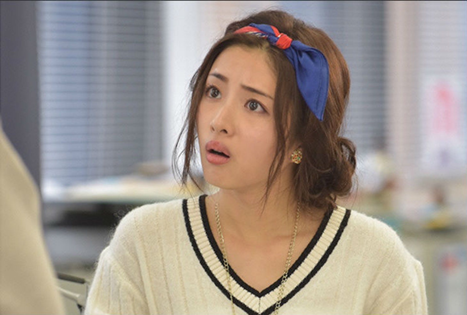 眼科醫生指出,水喉水之中有機會蘊藏細菌與變形蟲,佩戴隱形眼鏡洗澡時,水喉水有機會接觸到隱形眼鏡,令細菌及變形蟲容易接觸到眼角膜。(《校對女王》劇照)