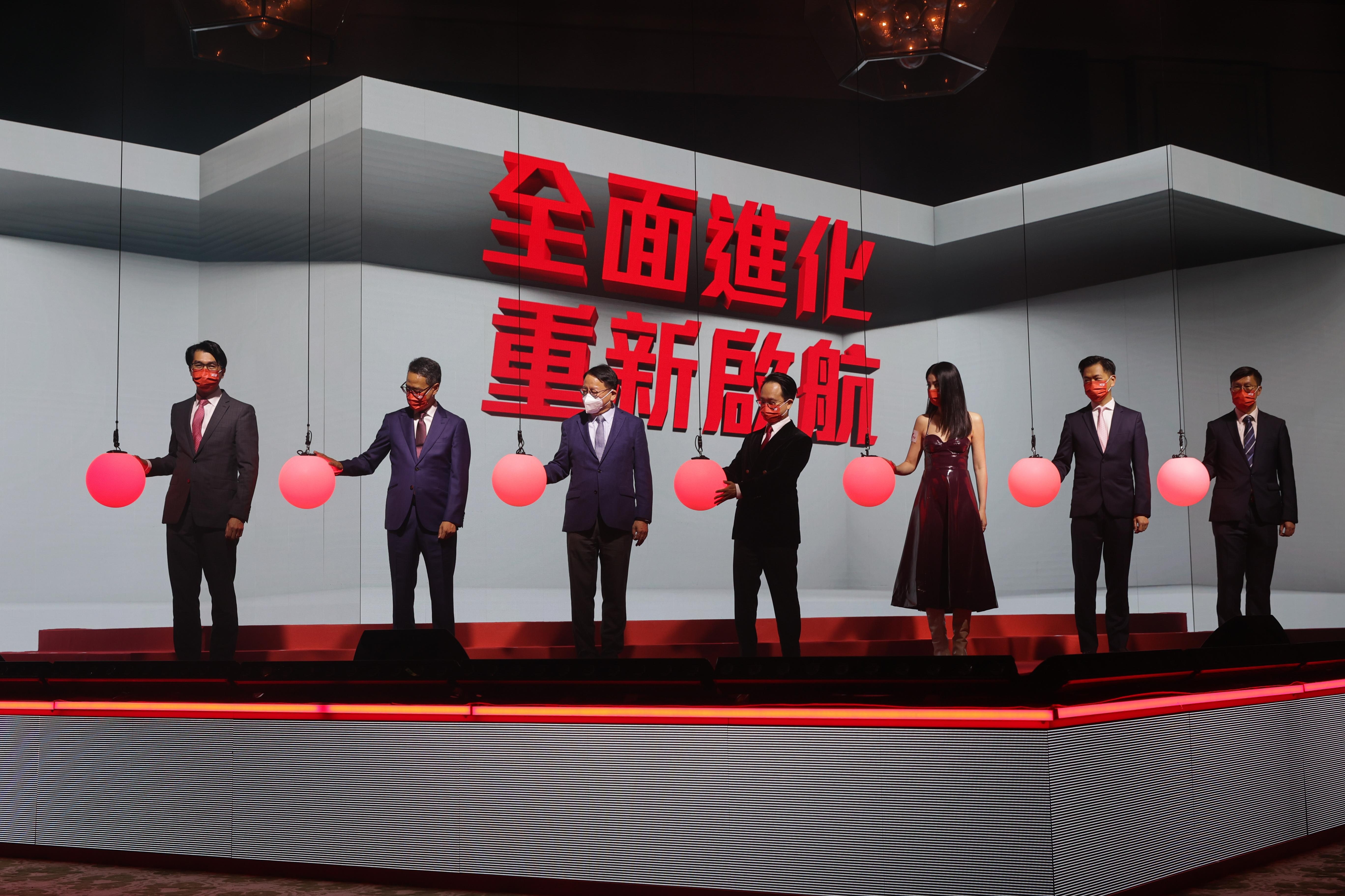 77台明晨6時起轉換新台徽及改名為HOY TV。(蘇煒然攝)