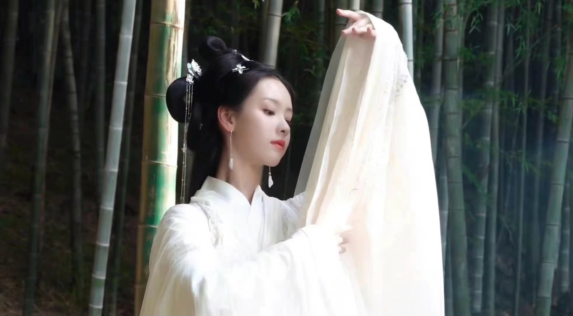 陳都靈充滿古典味，百分百是仙氣美女。（微博圖片）