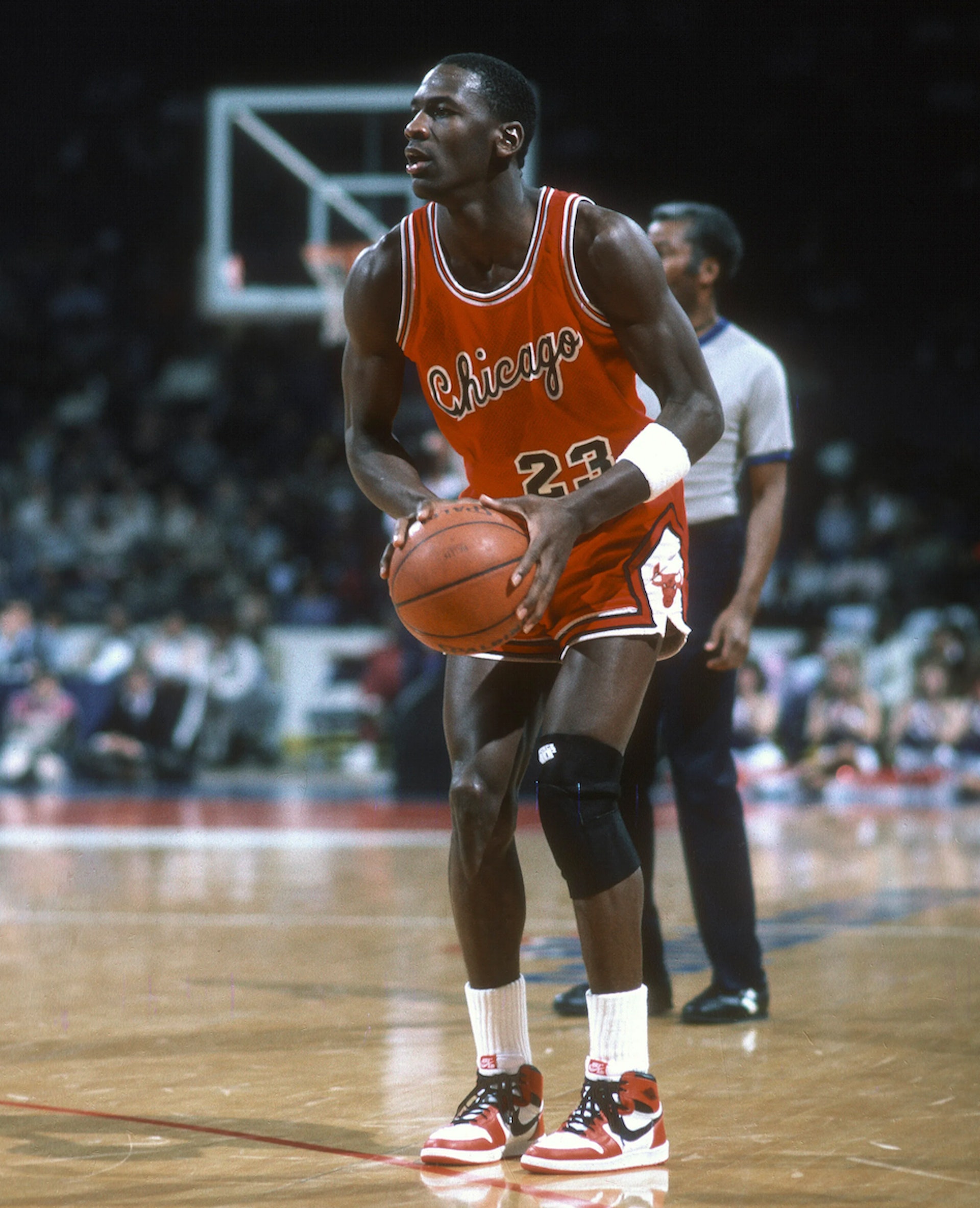 80 年代在公牛王朝,曾陪伴籃球之神 Michael Jordan 飛天遁地的 Air Jordan 1 OG “Chicago”,一直在鞋迷們心中有難以撼動的傳奇意義。(Gettyimages) 80 年代在公牛王朝,曾陪伴籃球之神 Michael Jordan 飛天遁地的 Air Jordan 1 OG “Chicago”,一直在鞋迷們心中有難以撼動的傳奇意義。(Gettyimages)