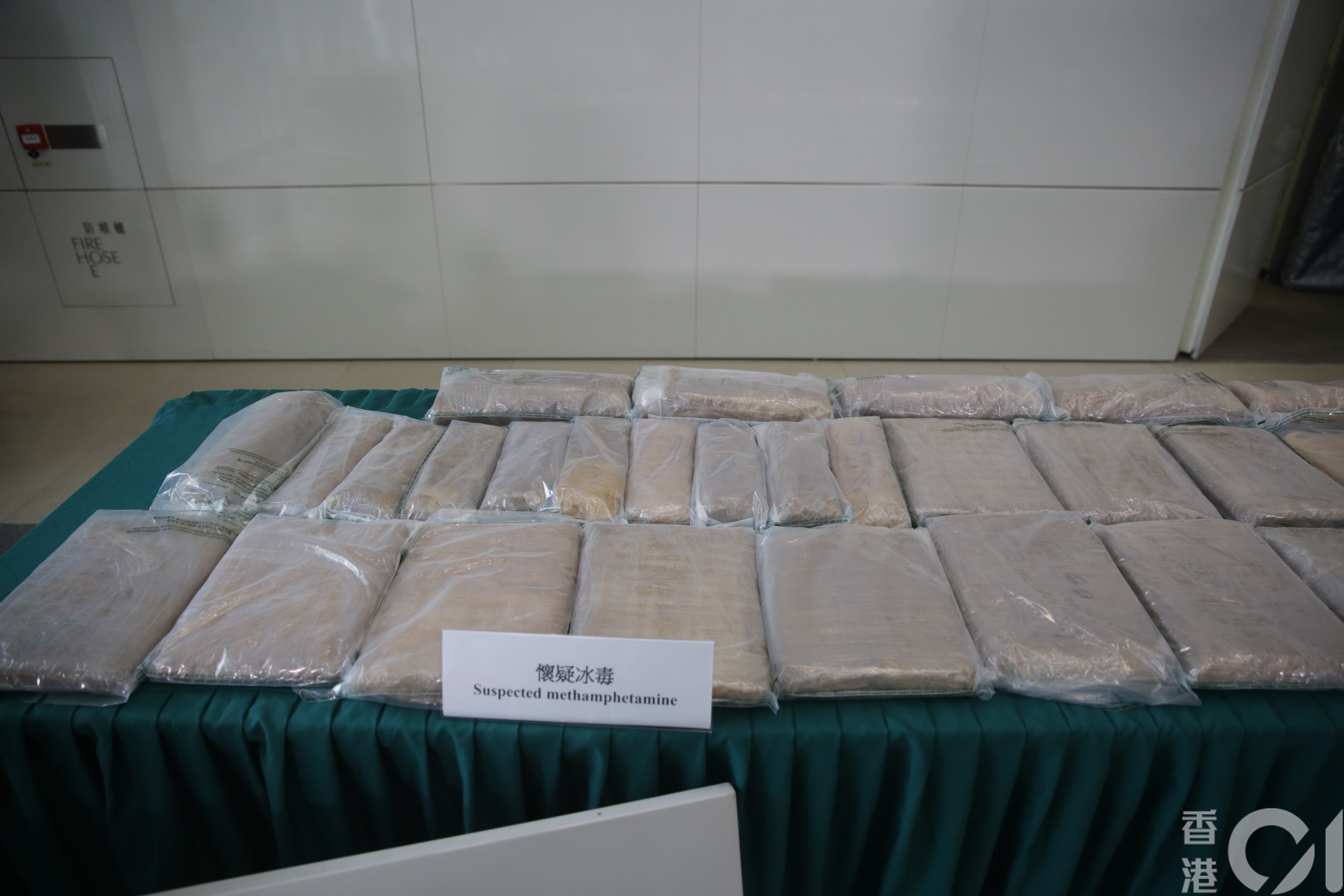 香港海關上周五（14日）在一批由墨西哥寄出經香港轉往澳洲的空運貨物中，搜出3個變壓器內藏76公斤懷疑冰毒，市值4600萬元。（黃偉民攝）