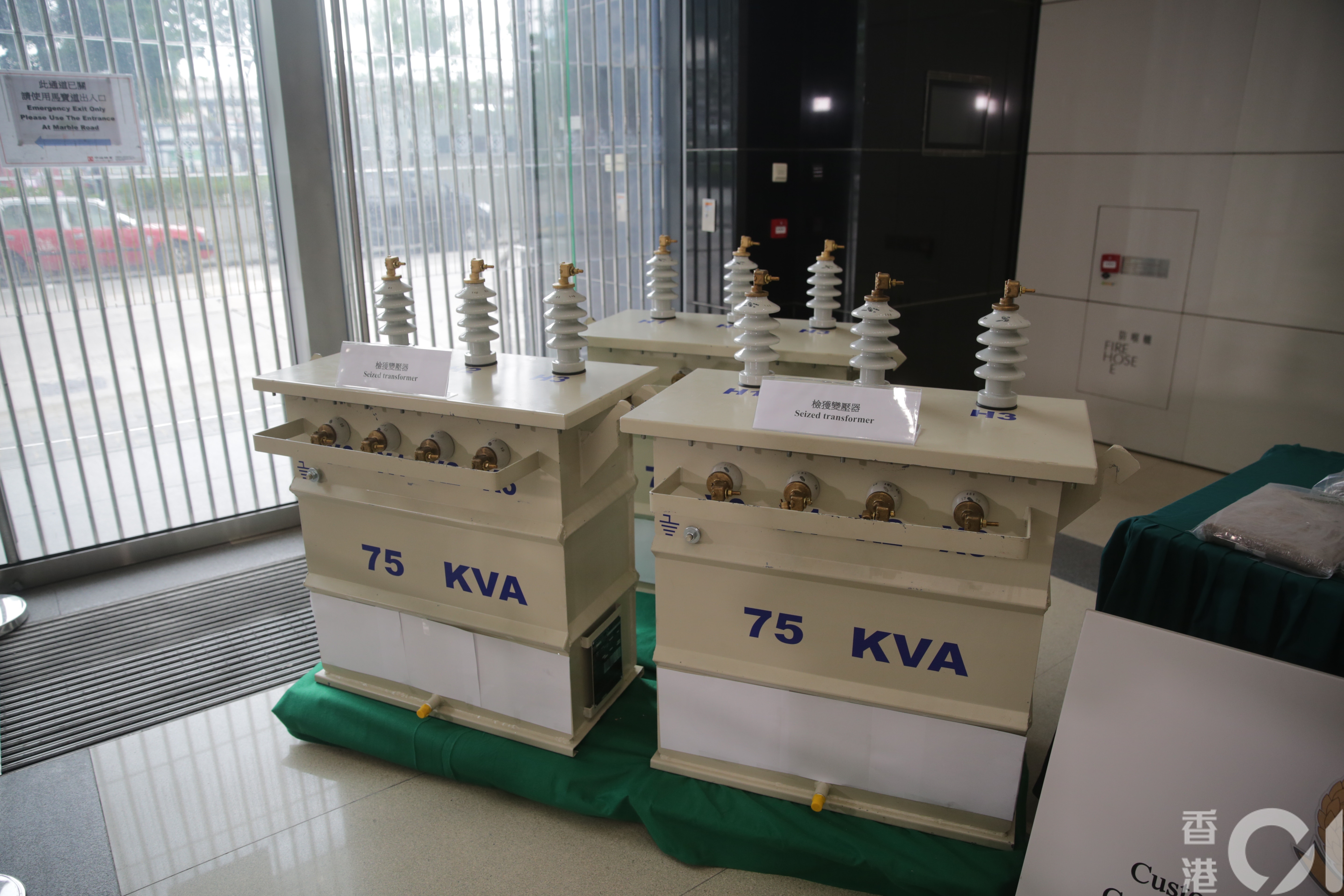 毒販費盡心思將毒品收藏在鉛板內，再倒滿絕緣油，模仿真實變壓器，但終難逃海關人員及X光機法眼。（黃偉民攝）