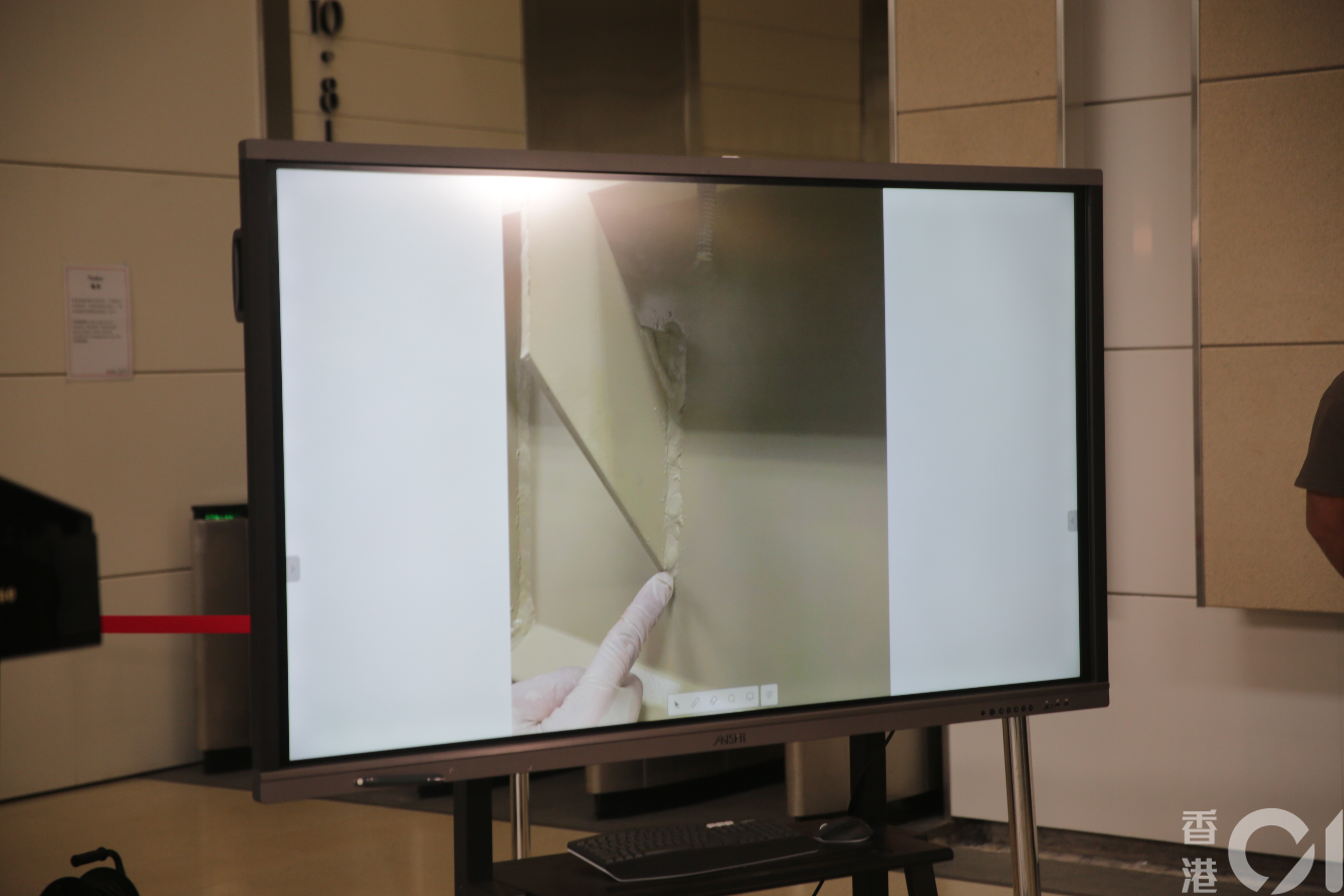 變壓器表面有焊接痕跡，而且打印字體深淺不一、油漆不均勻，手工較為粗糙，不似是大廠出品的機器。（黃偉民攝）