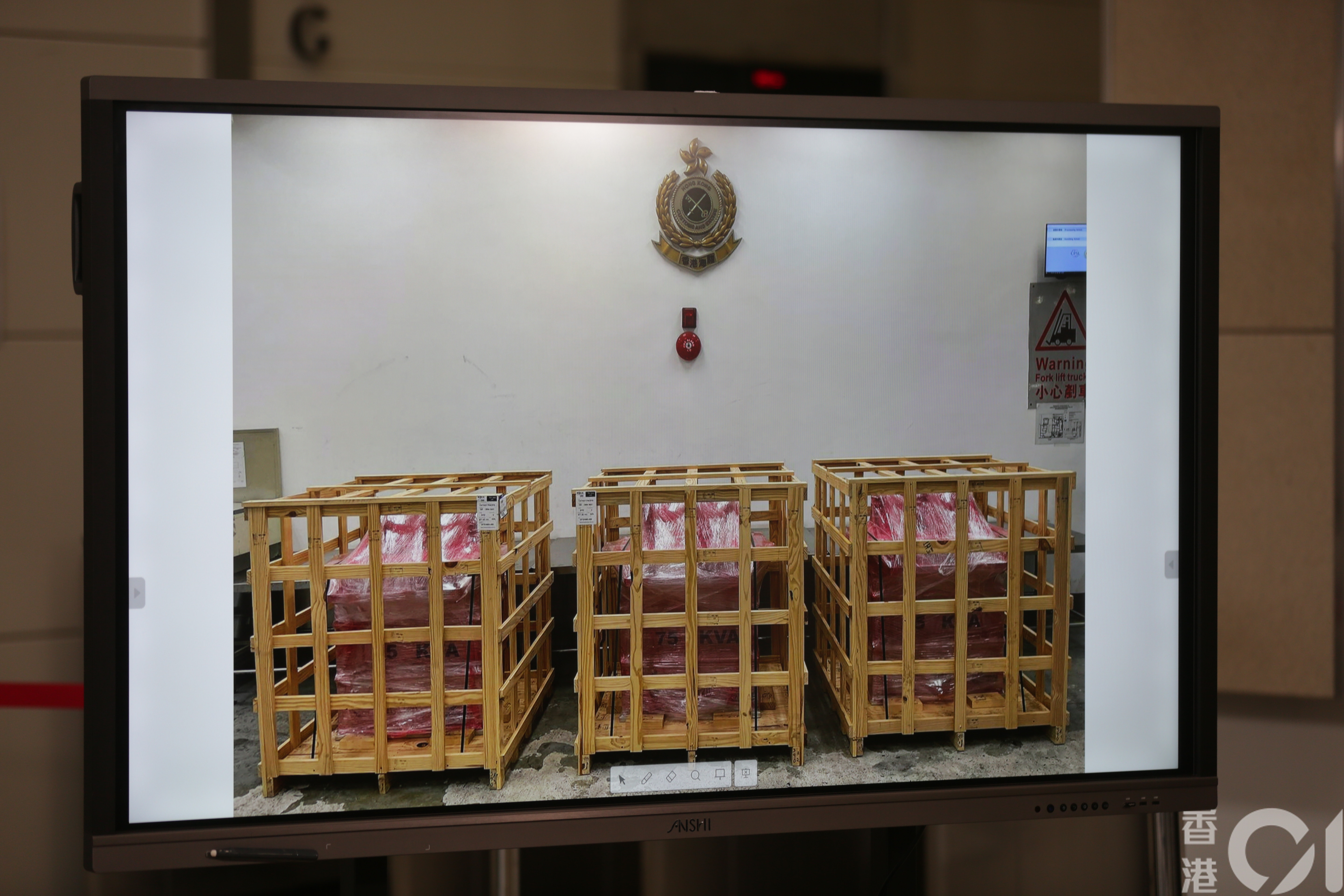 整個變壓器滿佈絕緣油，內有木架和一個相當堅固的鉛板；鉛板和木架之間由很多螺絲鑲起。（黃偉民攝）