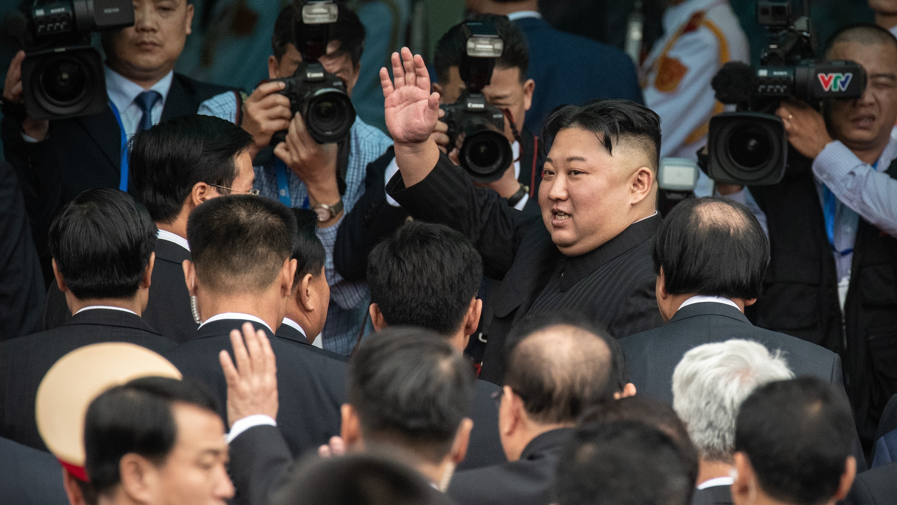 有片｜朝鮮官媒新紀錄片　罕見拍攝金正恩專用火車內辦公片段