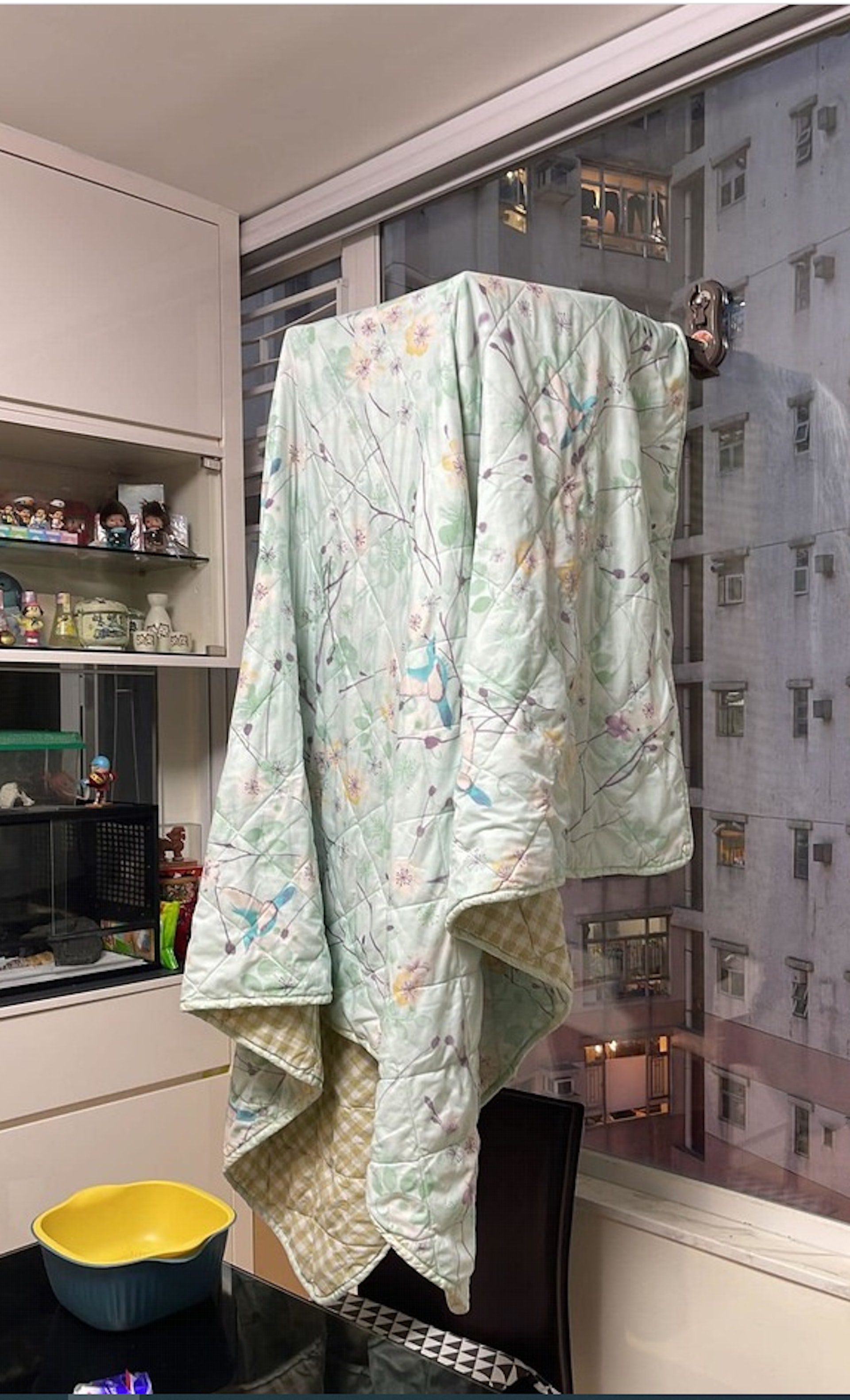 如果掛上較重的濕水棉被,會隨時拉爆玻璃,那只是代表使用者不太懂使用這個產品,所以使用之前必須看清楚使用說明。(網上圖片) 如果掛上較重的濕水棉被,會隨時拉爆玻璃,那只是代表使用者不太懂使用這個產品,所以使用之前必須看清楚使用說明。(網上圖片)