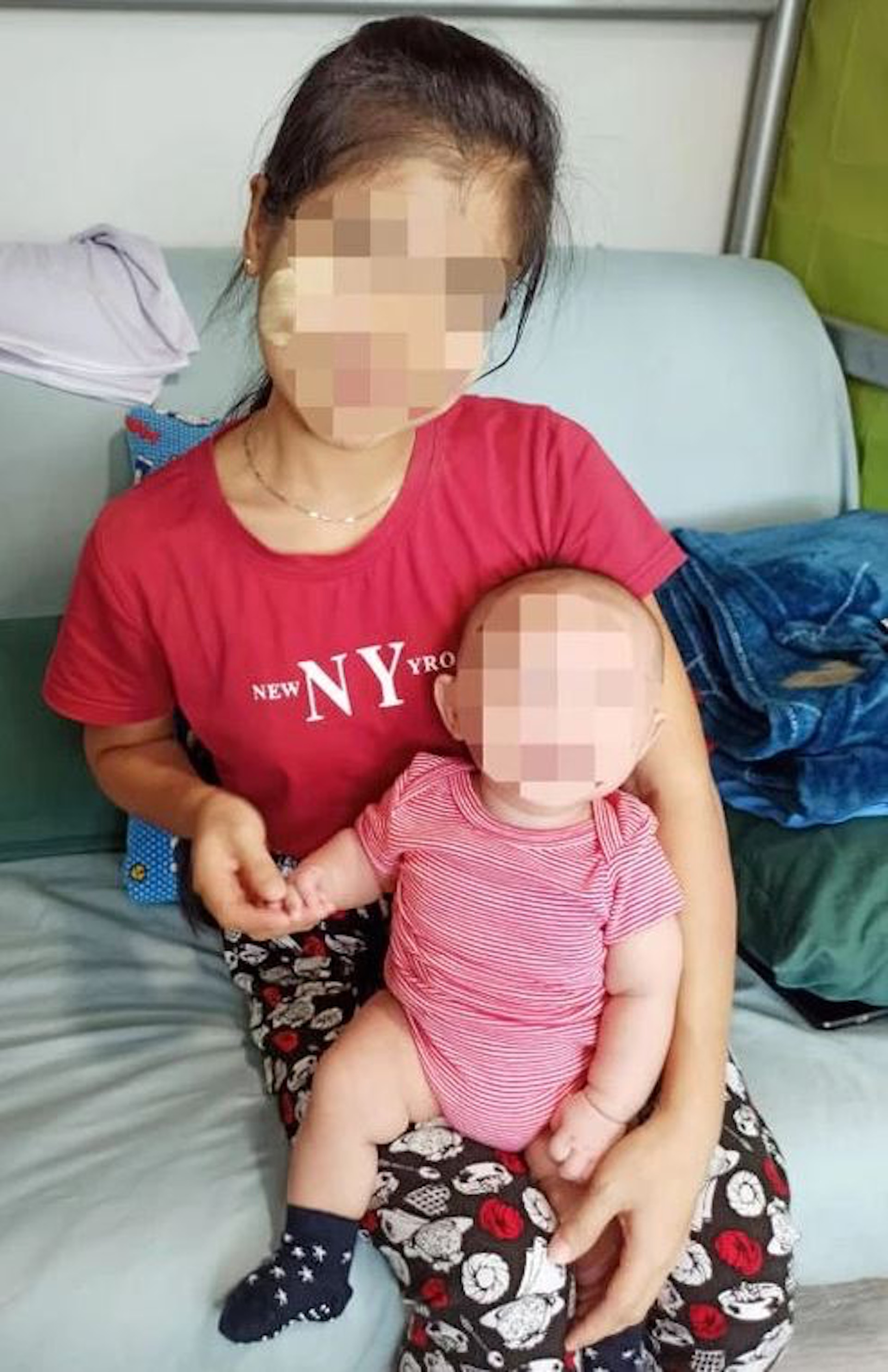 父母翻查閉路電視監視器發現,女傭除了有拍打兒子頭部等粗魯動作,更偷偷在奶中下藥。(網上圖片) 父母翻查閉路電視監視器發現,女傭除了有拍打兒子頭部等粗魯動作,更偷偷在奶中下藥。(網上圖片)