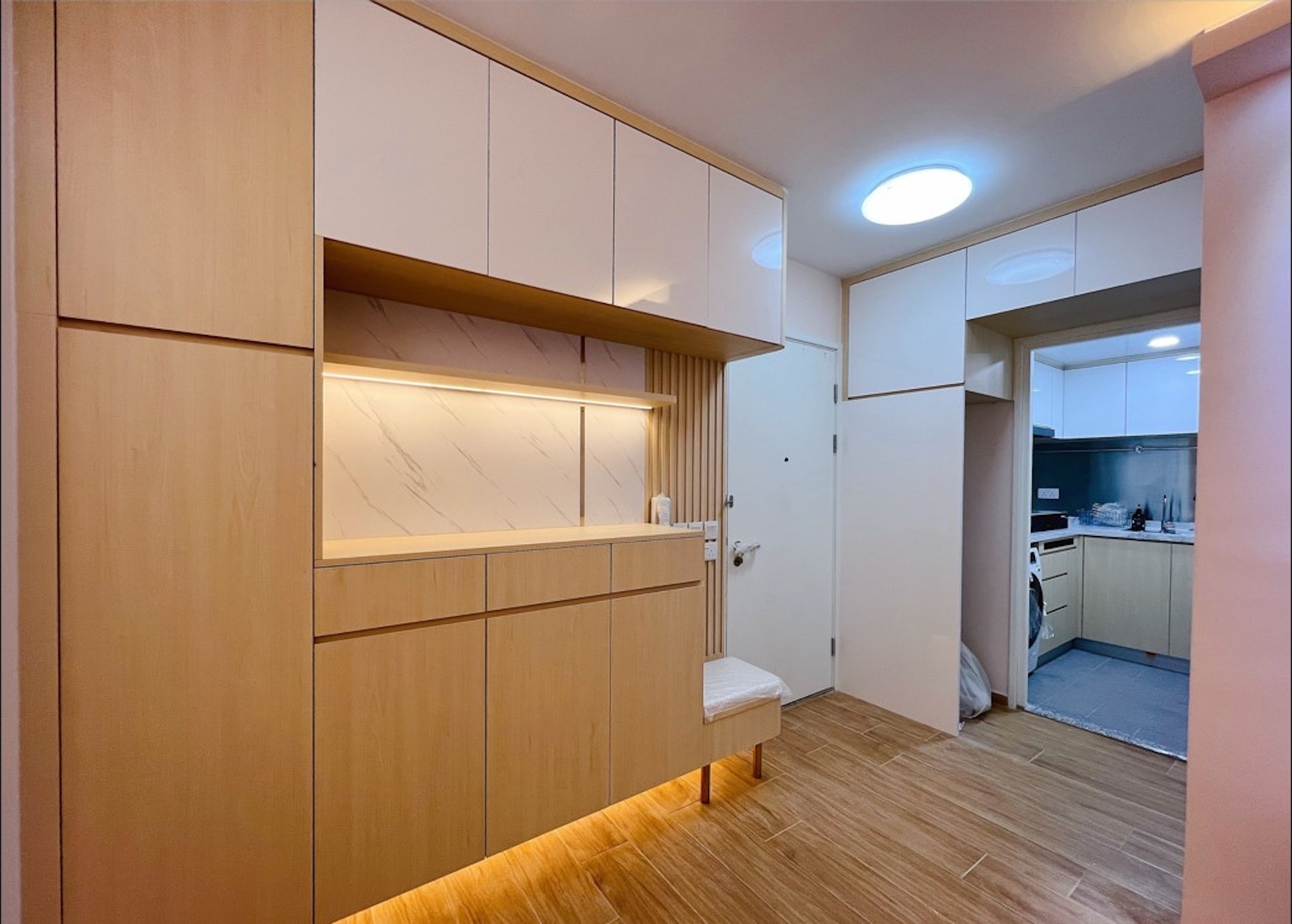 皇后山邨這個單位的廚房方正,但牆磚與地磚觀感一般,戶主就選擇在牆壁上加裝不鏽鋼板,不單令美觀度大增,也可以方便清潔。(裝修佬提供) 皇后山邨這個單位的廚房方正,但牆磚與地磚觀感一般,戶主就選擇在牆壁上加裝不鏽鋼板,不單令美觀度大增,也可以方便清潔。(裝修佬提供)