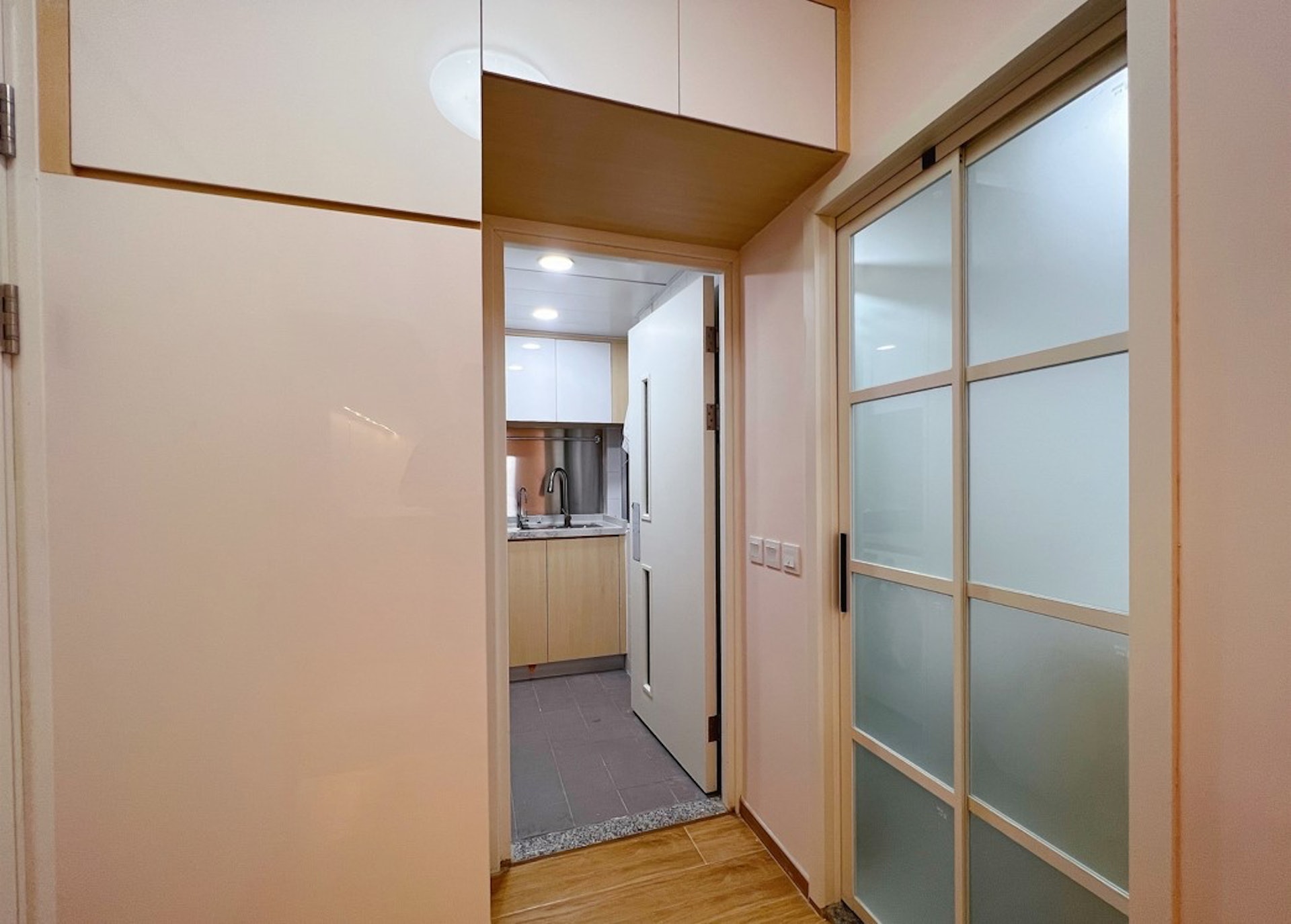 戶主將鋅盤與煮食爐的位置調轉,以方便抽油煙機走喉,天花則加設鋁質假天花,能完美遮蓋明喉。(裝修佬提供) 戶主將鋅盤與煮食爐的位置調轉,以方便抽油煙機走喉,天花則加設鋁質假天花,能完美遮蓋明喉。(裝修佬提供)