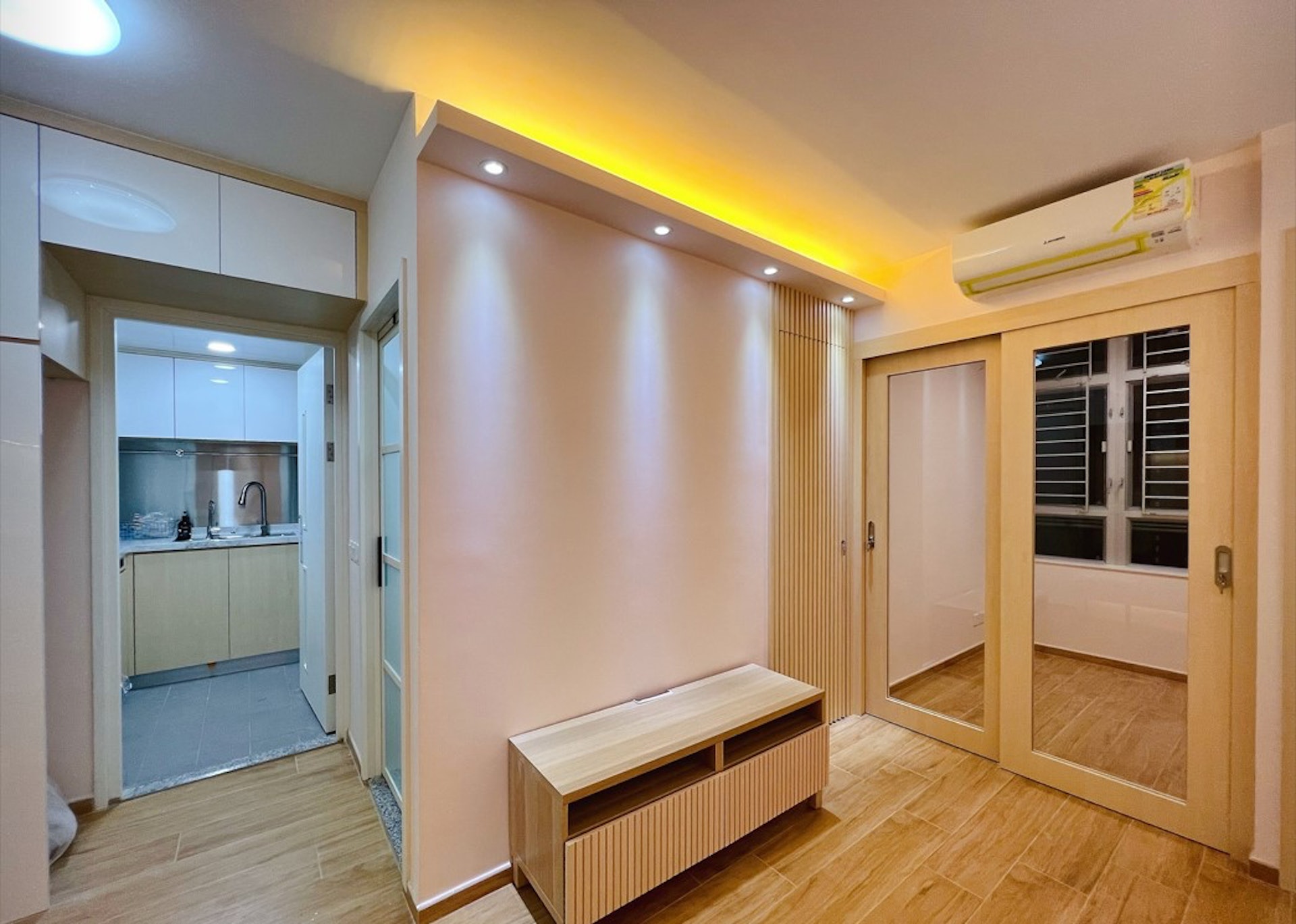 由於單位只有單邊窗,採光度不算太高,故哥哥的房間就特設玻璃趟門,保持客廳採光度,一室不會變得灰暗。(裝修佬提供) 由於單位只有單邊窗,採光度不算太高,故哥哥的房間就特設玻璃趟門,保持客廳採光度,一室不會變得灰暗。(裝修佬提供)