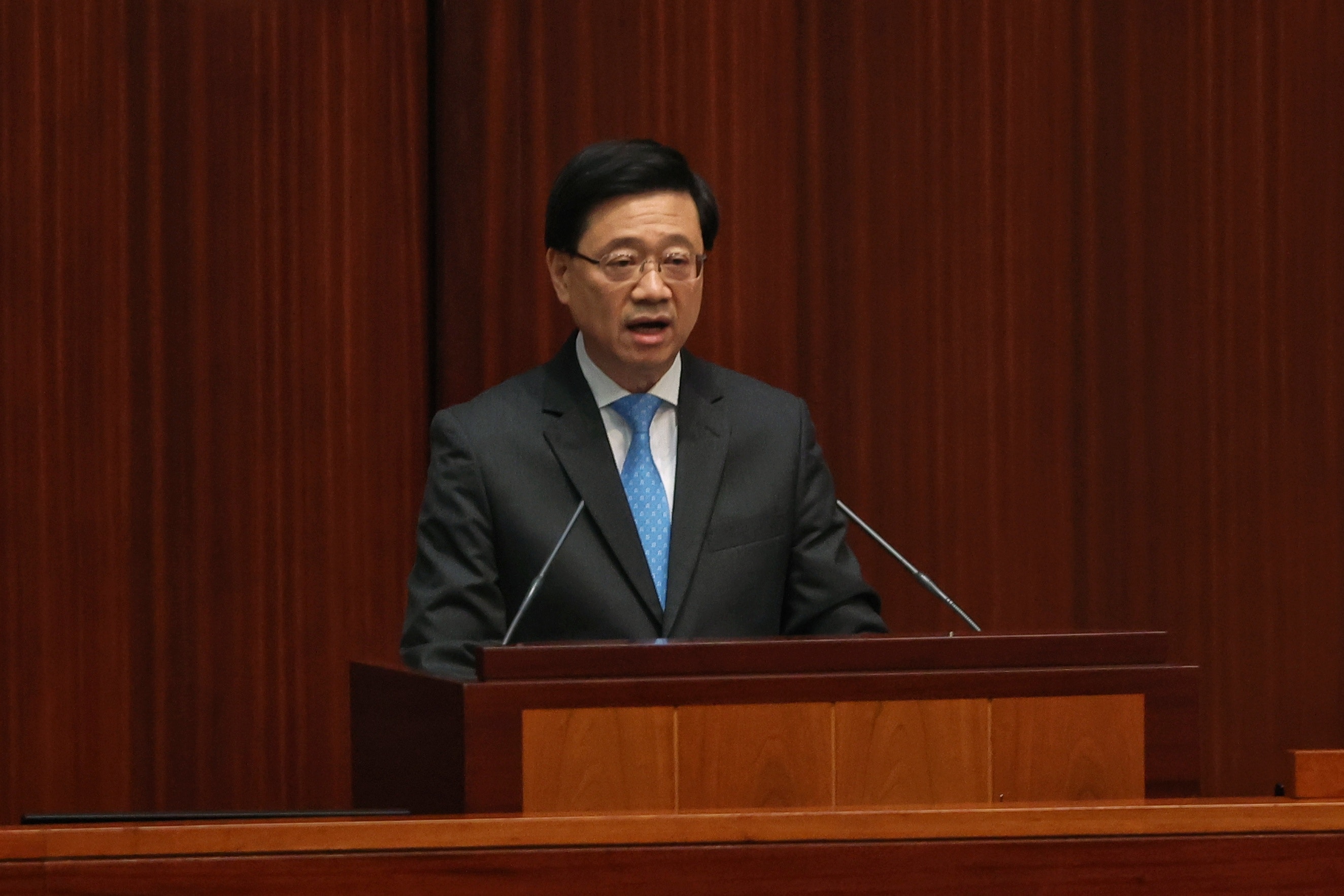 通關︱李家超自稱心急人：但不能為內地添風險　暫不解除口罩令