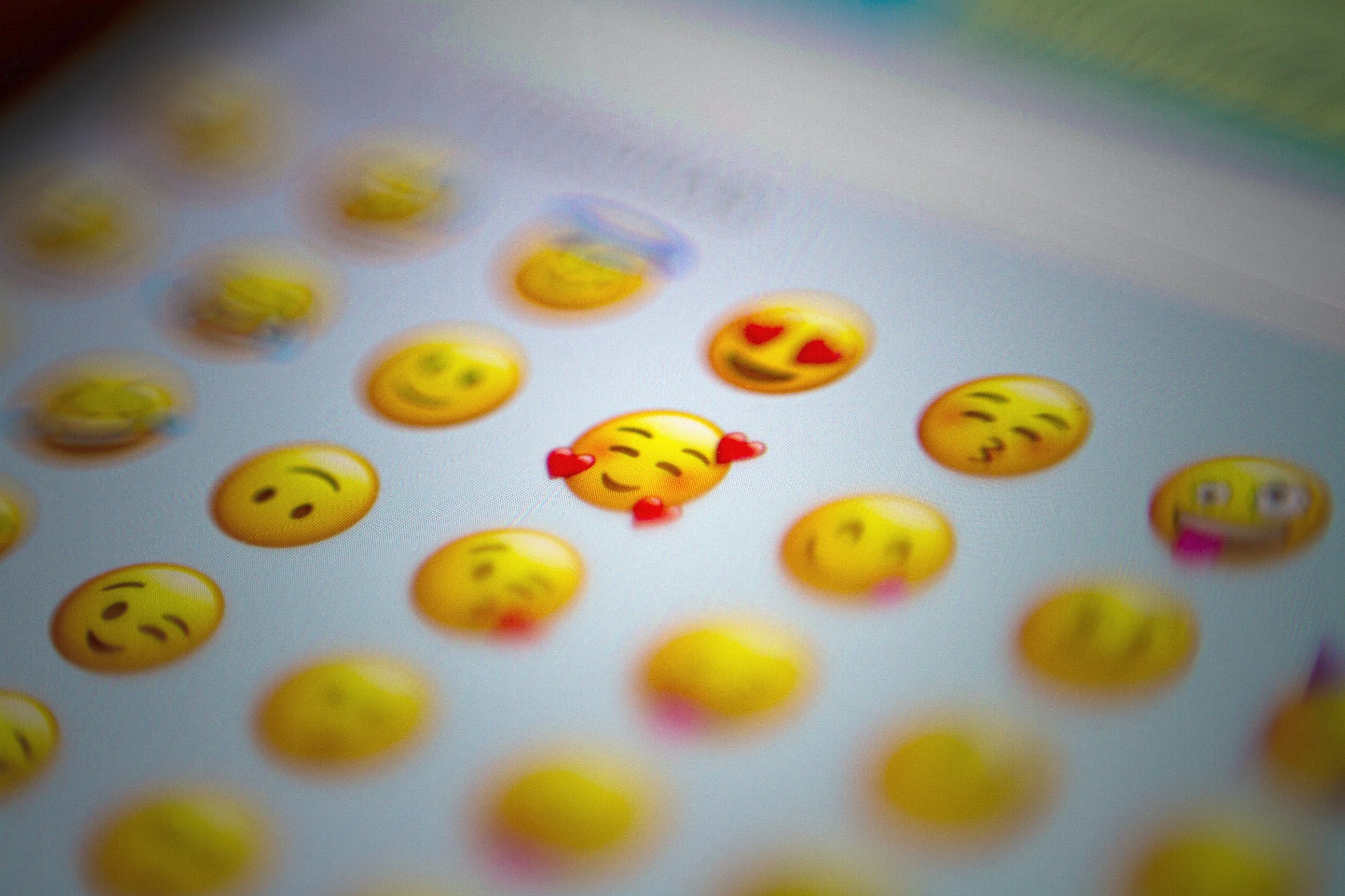 Emoji｜畀Like會顯老？研究揭10個令年輕人覺得你老餅嘅表情符號