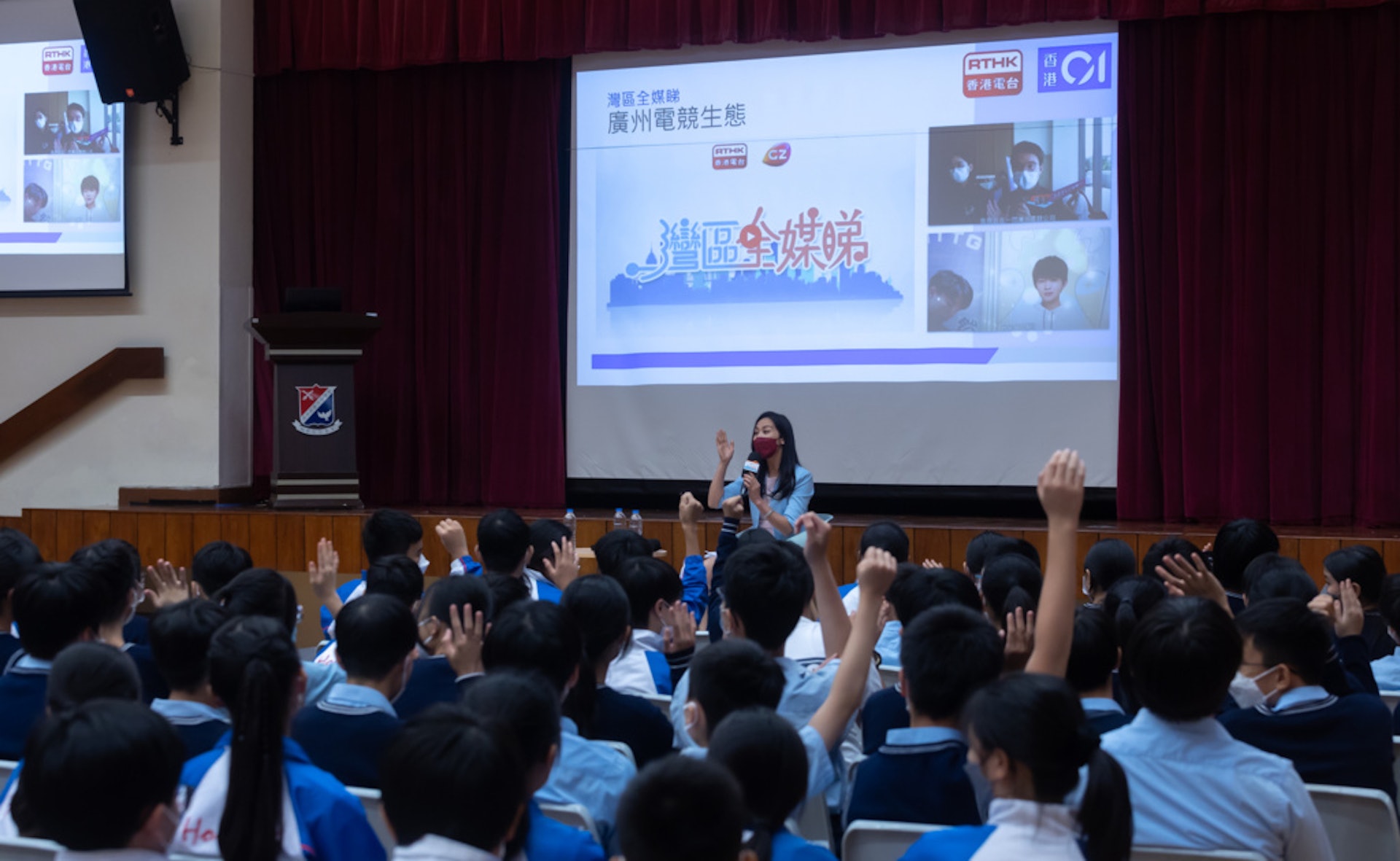《香港01》早前為旅港開平商會中學舉辦「傾國傾情」國民教育講座,學生對講座的反應熱烈,踴躍舉手發言與講者交流。(余俊亮攝) 《香港01》早前為旅港開平商會中學舉辦「傾國傾情」國民教育講座,學生對講座的反應熱烈,踴躍舉手發言與講者交流。(余俊亮攝)