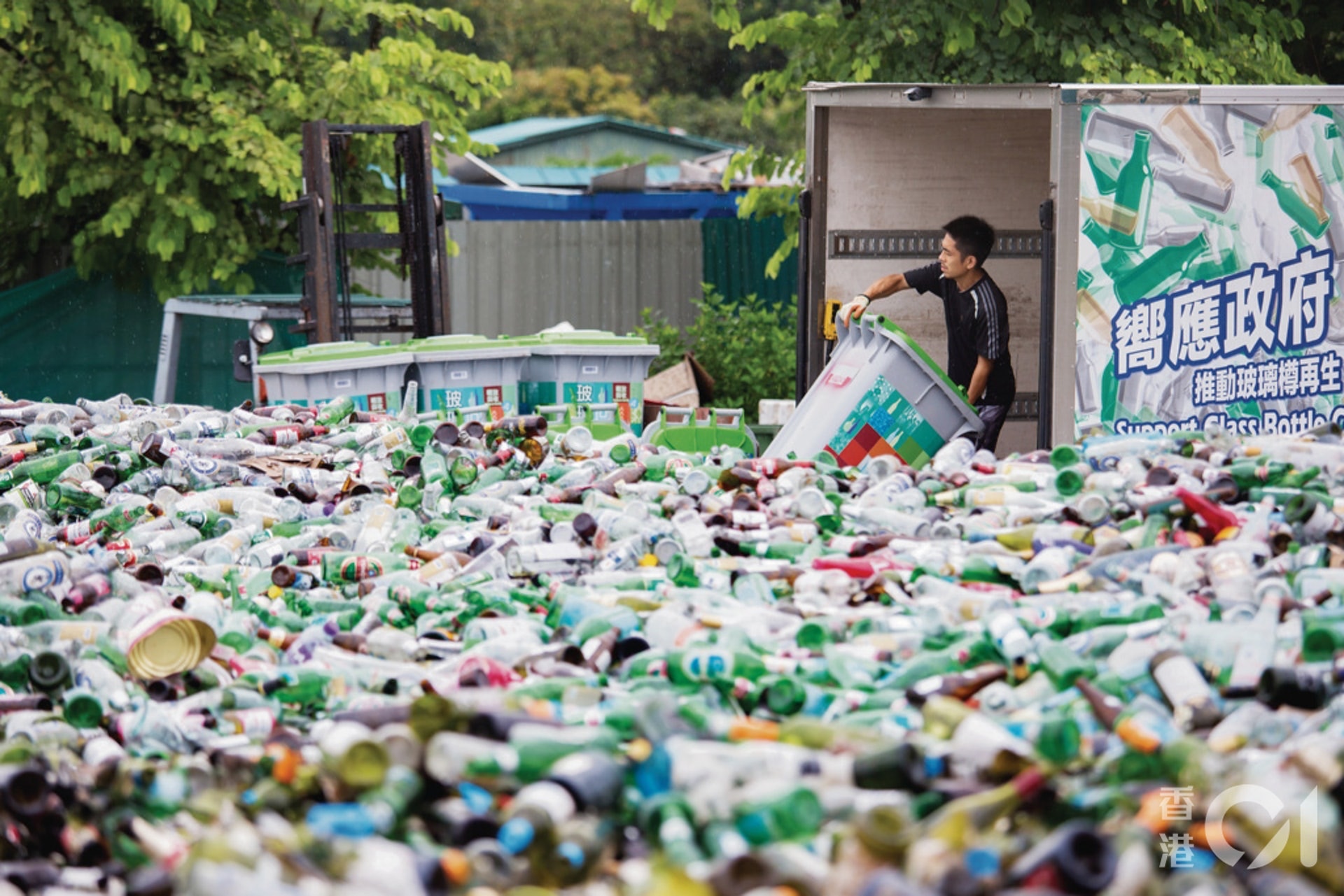 本港最快明年第二季全面實施玻璃飲料容器生產者責任計劃。（資料圖片 / 梁鵬威攝）